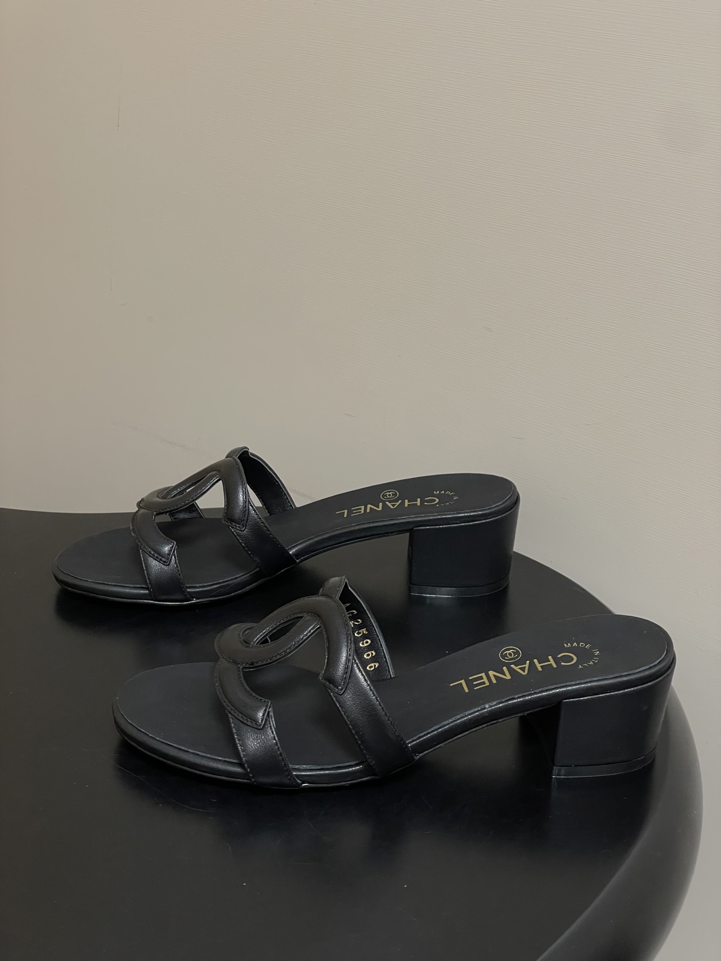 -26Ss春夏新款Chanel香奈儿 度假风小香经典大双C镂空高跟凉拖鞋蜜儿一字带平底拖鞋鞋面装饰大双c