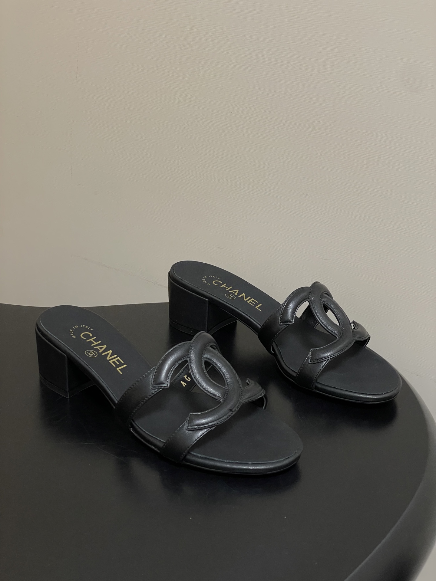 -26Ss春夏新款Chanel香奈儿 度假风小香经典大双C镂空高跟凉拖鞋蜜儿一字带平底拖鞋鞋面装饰大双c