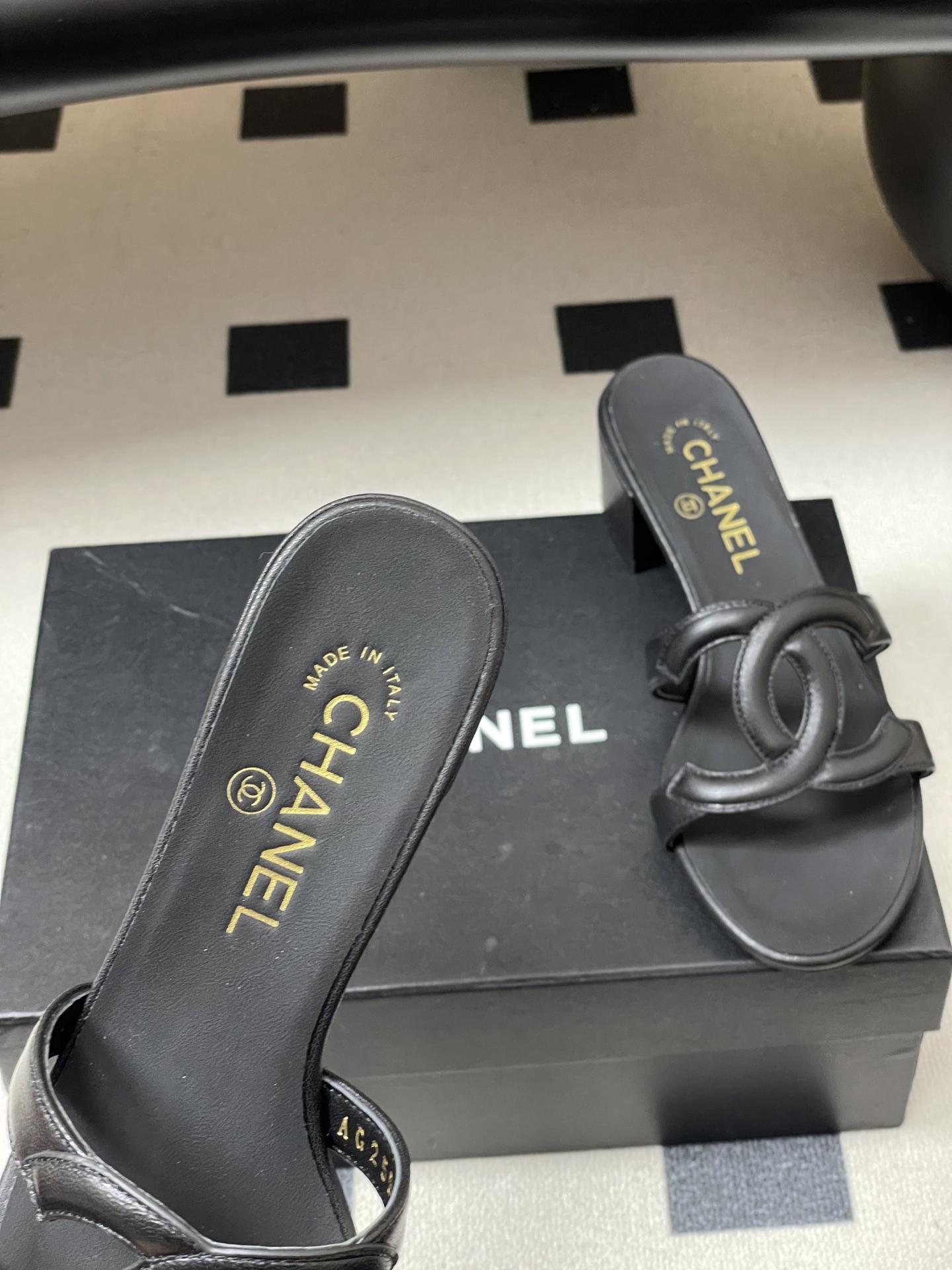 -26Ss春夏新款Chanel香奈儿 度假风小香经典大双C镂空高跟凉拖鞋蜜儿一字带平底拖鞋鞋面装饰大双c