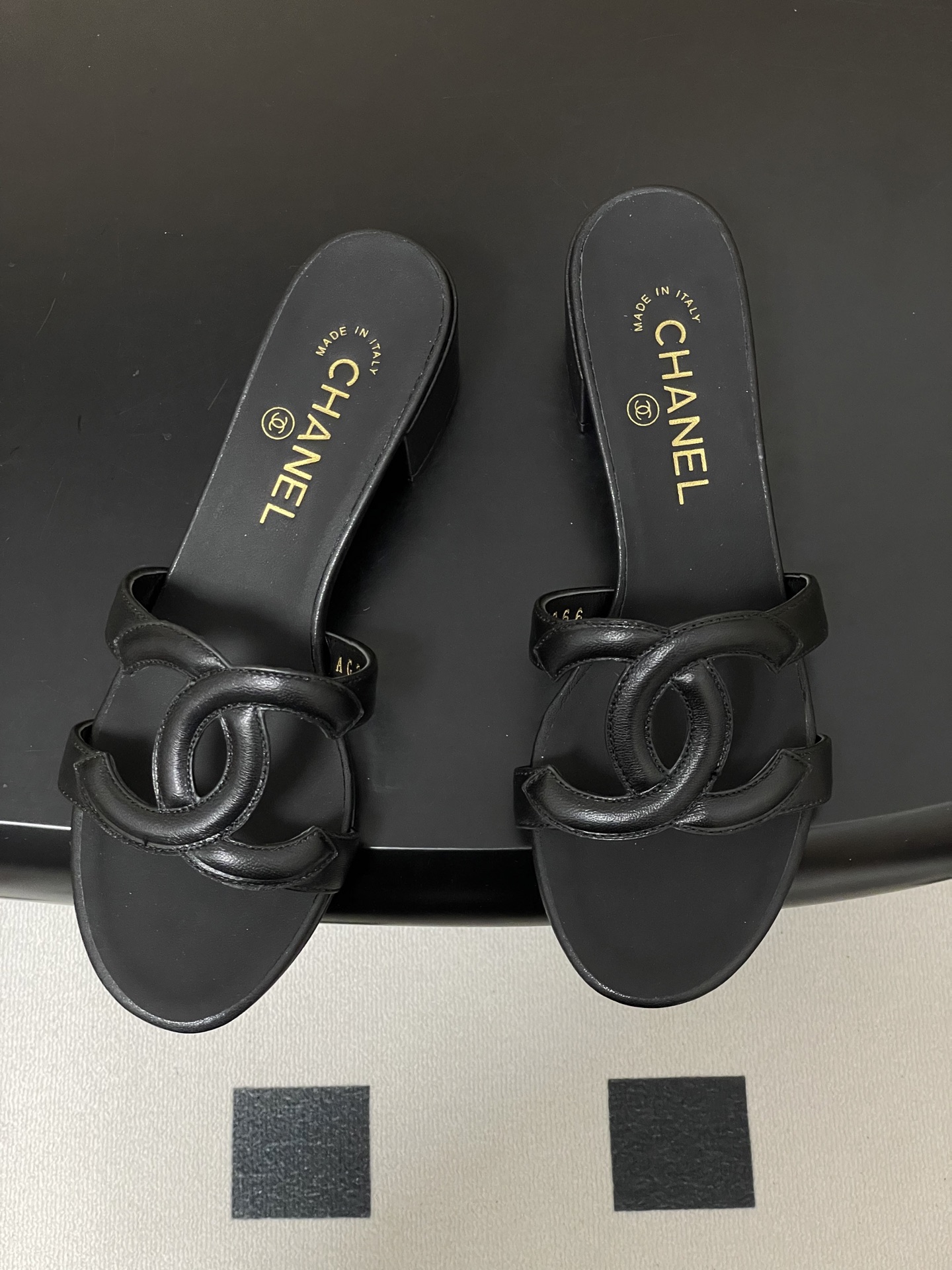 -26Ss春夏新款Chanel香奈儿 度假风小香经典大双C镂空高跟凉拖鞋蜜儿一字带平底拖鞋鞋面装饰大双c