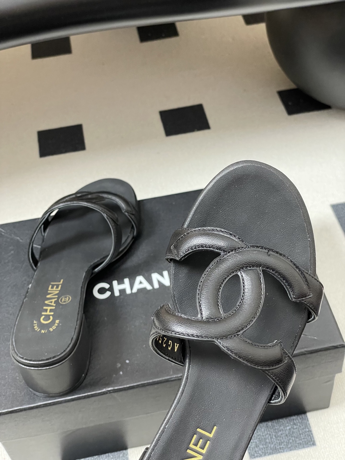 -26Ss春夏新款Chanel香奈儿 度假风小香经典大双C镂空高跟凉拖鞋蜜儿一字带平底拖鞋鞋面装饰大双c