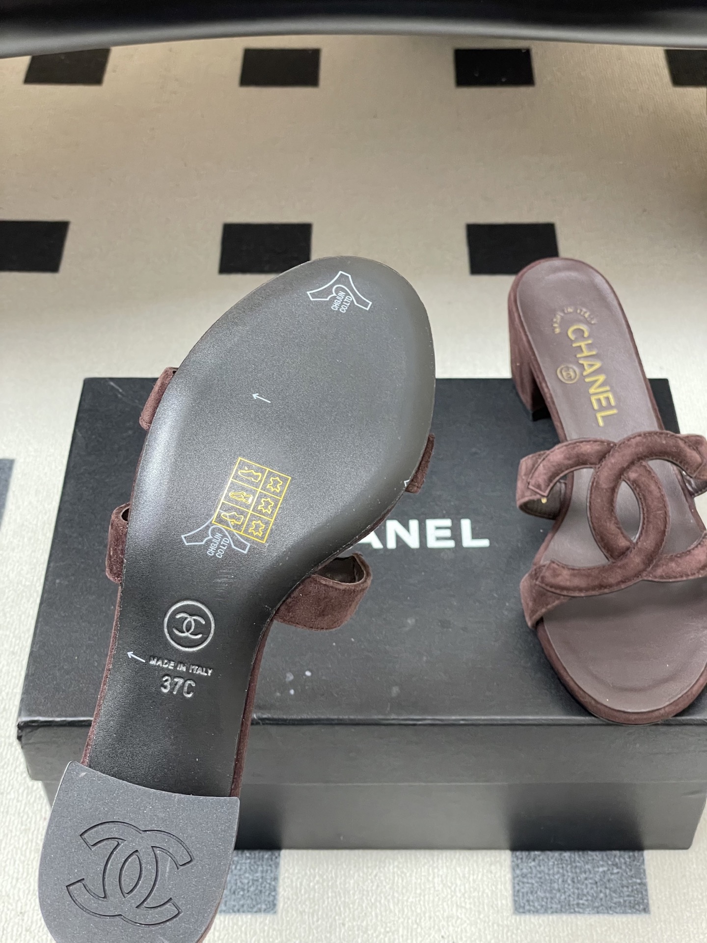 -26Ss春夏新款Chanel香奈儿 度假风小香经典大双C镂空高跟凉拖鞋蜜儿一字带平底拖鞋鞋面装饰大双c