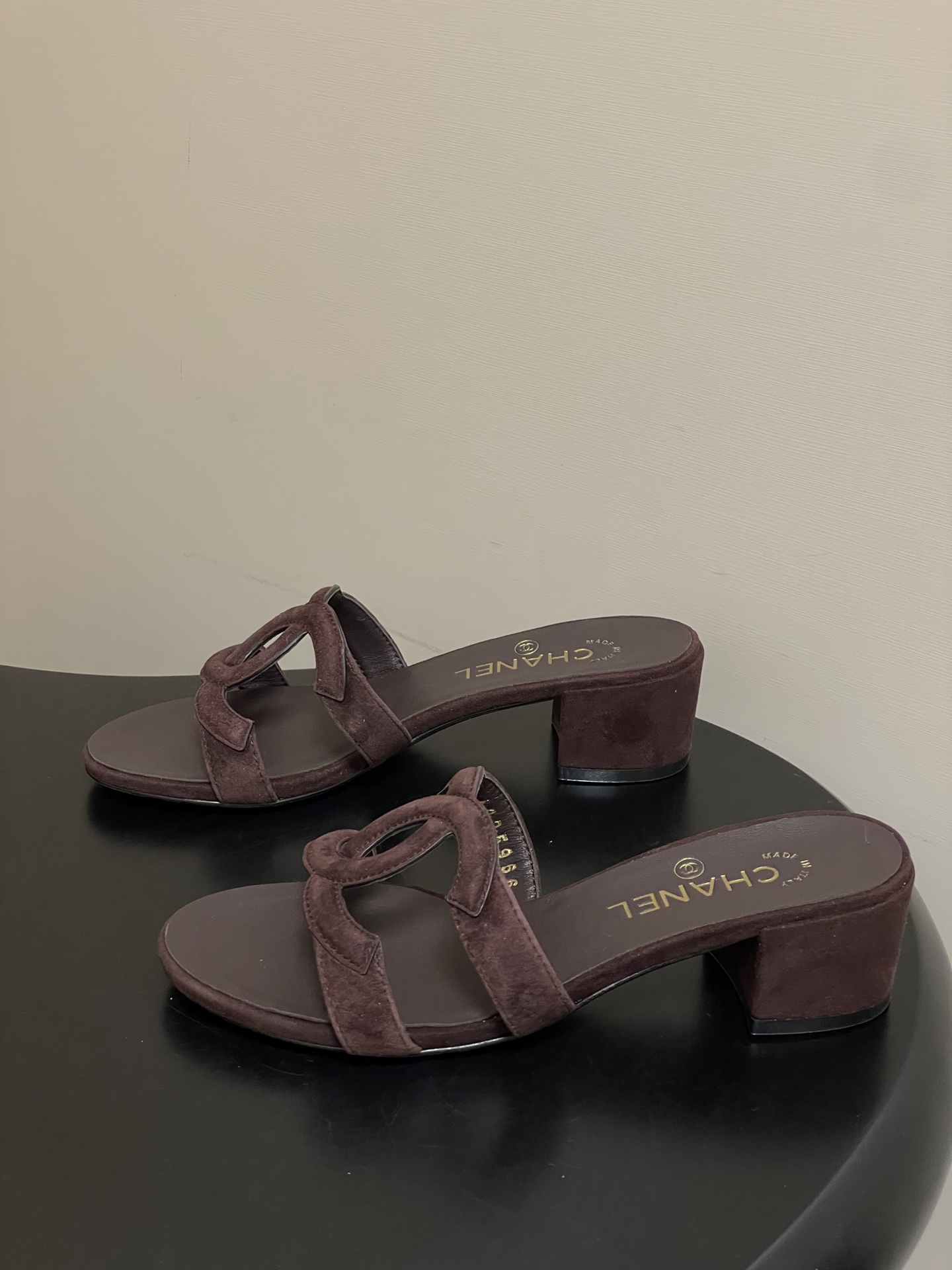 -26Ss春夏新款Chanel香奈儿 度假风小香经典大双C镂空高跟凉拖鞋蜜儿一字带平底拖鞋鞋面装饰大双c