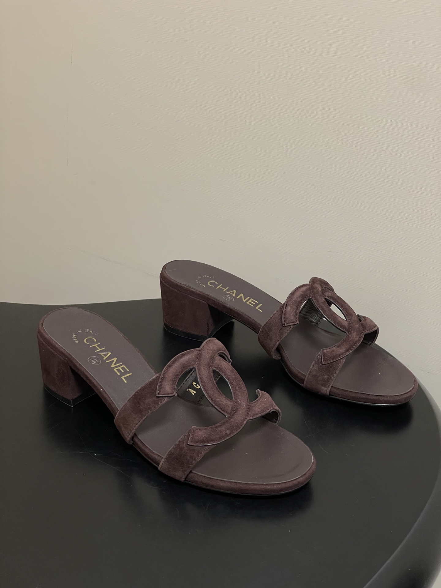 -26Ss春夏新款Chanel香奈儿 度假风小香经典大双C镂空高跟凉拖鞋蜜儿一字带平底拖鞋鞋面装饰大双c