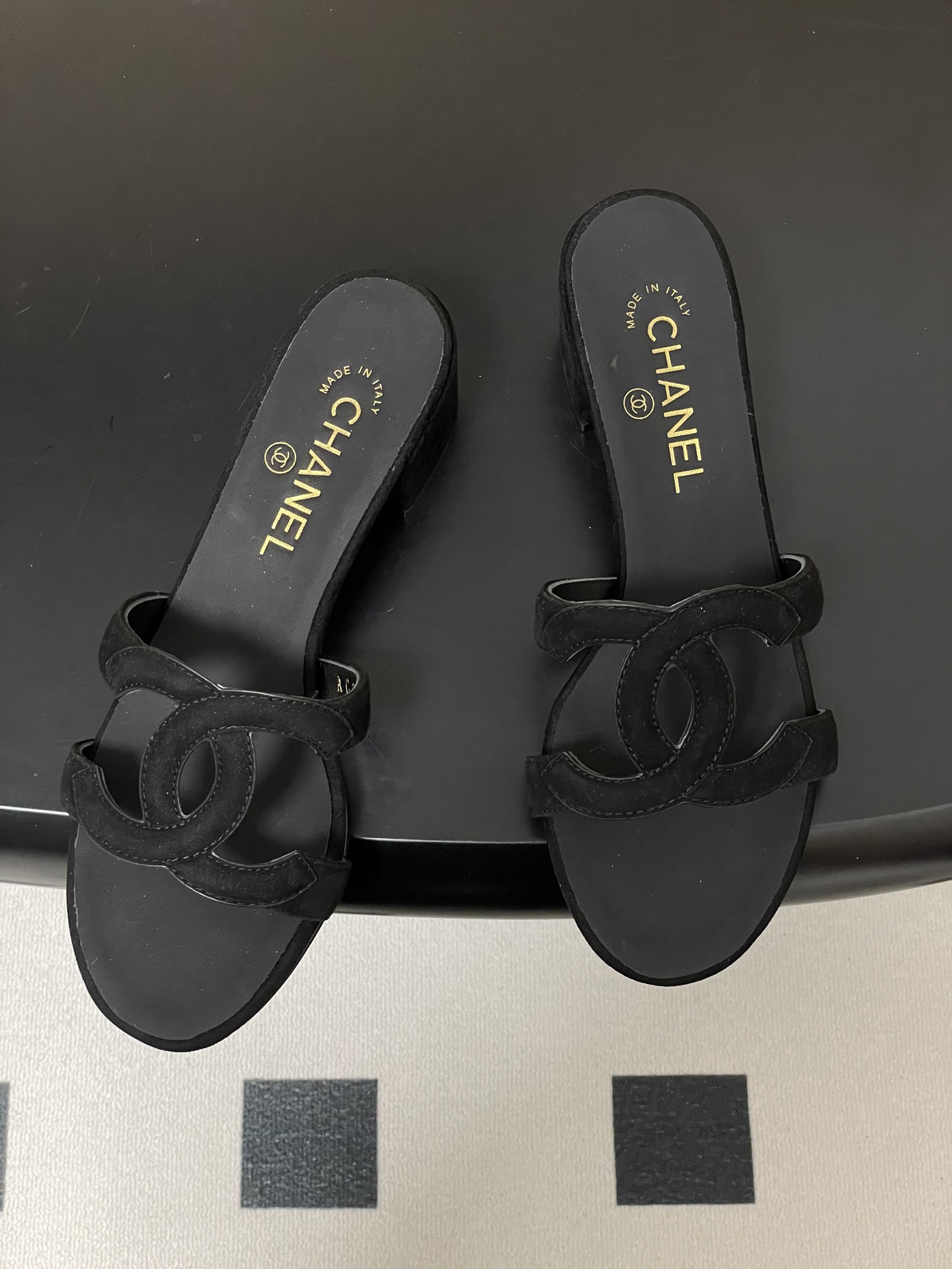 -26Ss春夏新款Chanel香奈儿 度假风小香经典大双C镂空高跟凉拖鞋蜜儿一字带平底拖鞋鞋面装饰大双c