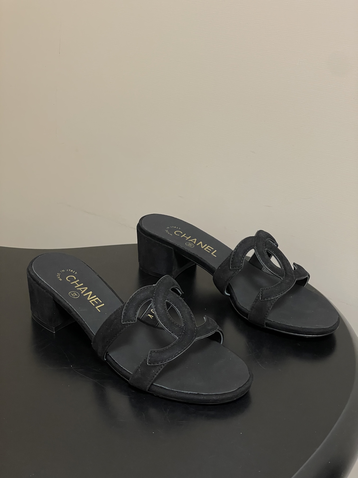 -26Ss春夏新款Chanel香奈儿 度假风小香经典大双C镂空高跟凉拖鞋蜜儿一字带平底拖鞋鞋面装饰大双c