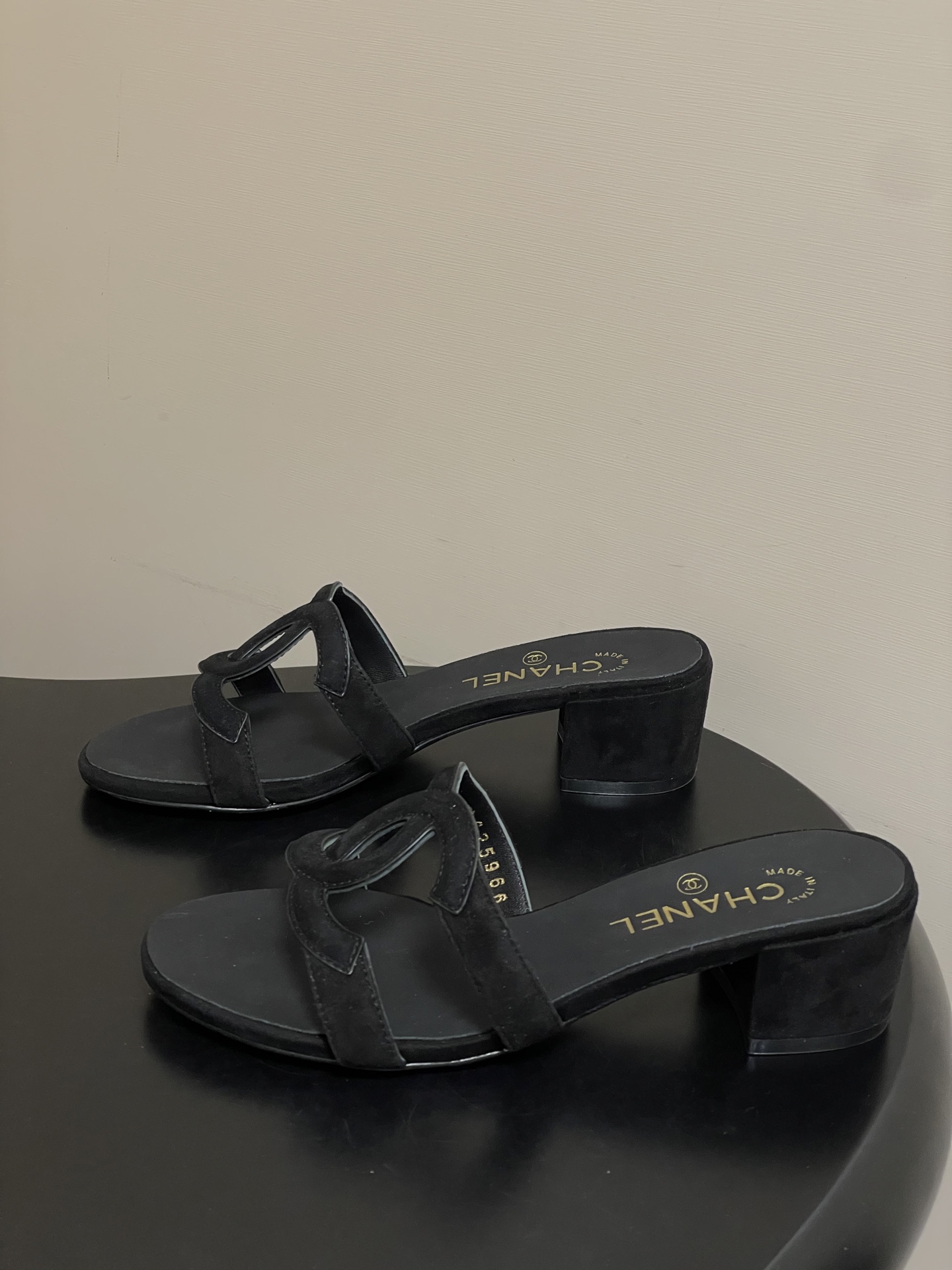 -26Ss春夏新款Chanel香奈儿 度假风小香经典大双C镂空高跟凉拖鞋蜜儿一字带平底拖鞋鞋面装饰大双c