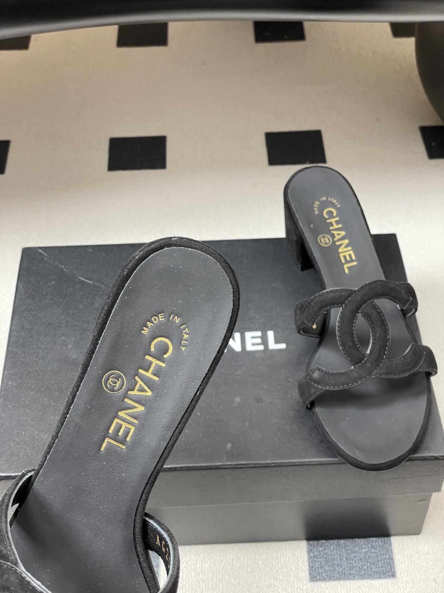 -26Ss春夏新款Chanel香奈儿 度假风小香经典大双C镂空高跟凉拖鞋蜜儿一字带平底拖鞋鞋面装饰大双c