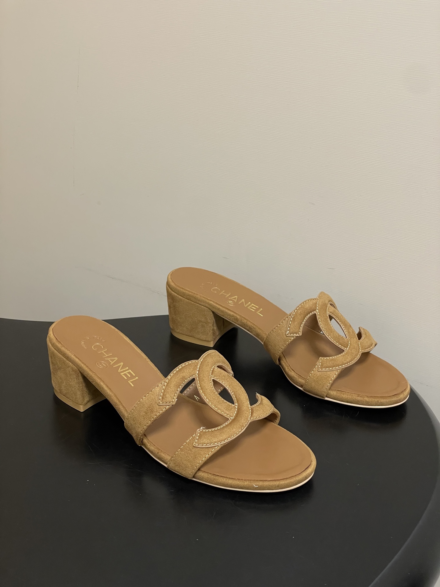 -26Ss春夏新款Chanel香奈儿 度假风小香经典大双C镂空高跟凉拖鞋蜜儿一字带平底拖鞋鞋面装饰大双c