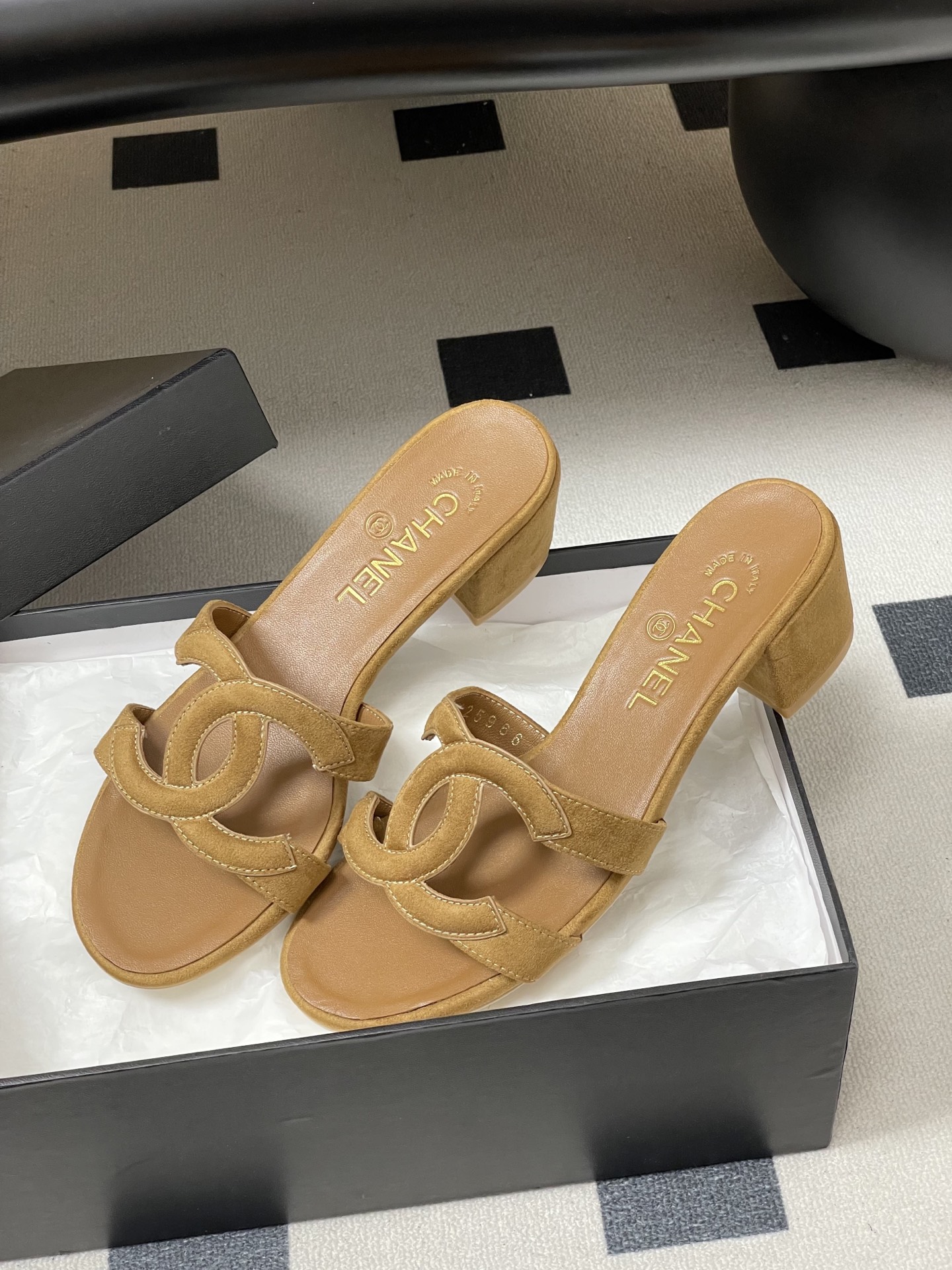 -26Ss春夏新款Chanel香奈儿 度假风小香经典大双C镂空高跟凉拖鞋蜜儿一字带平底拖鞋鞋面装饰大双c