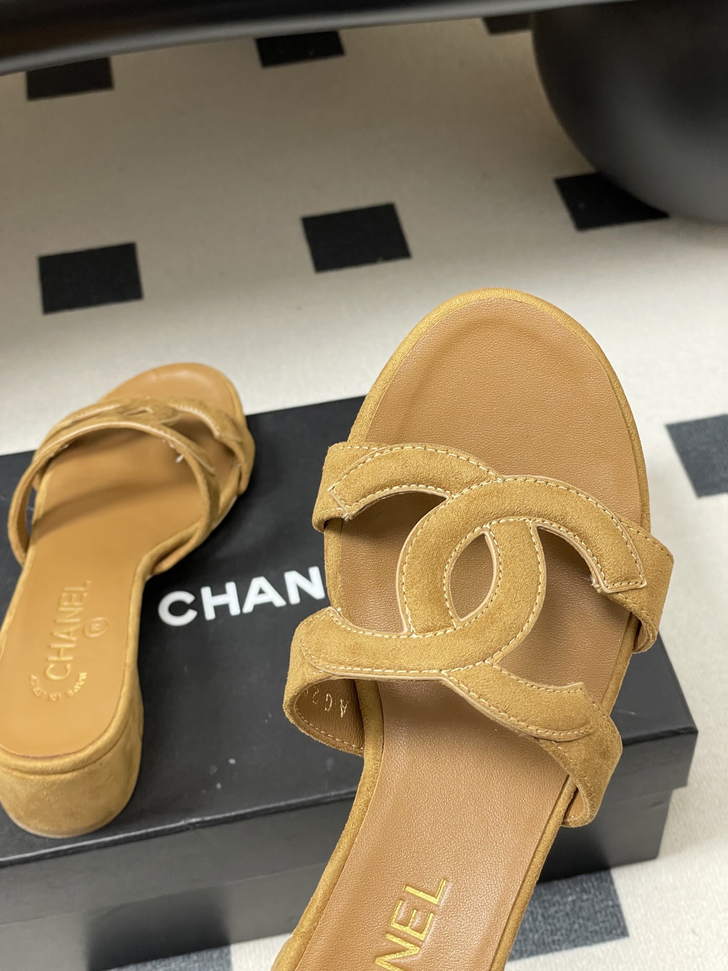 -26Ss春夏新款Chanel香奈儿 度假风小香经典大双C镂空高跟凉拖鞋蜜儿一字带平底拖鞋鞋面装饰大双c