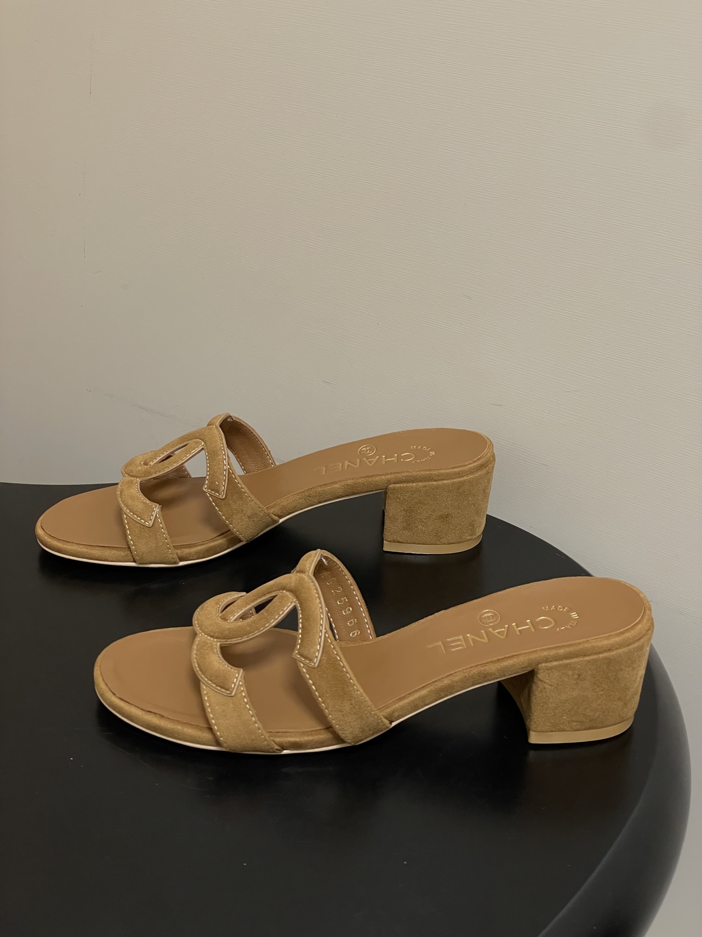 -26Ss春夏新款Chanel香奈儿 度假风小香经典大双C镂空高跟凉拖鞋蜜儿一字带平底拖鞋鞋面装饰大双c