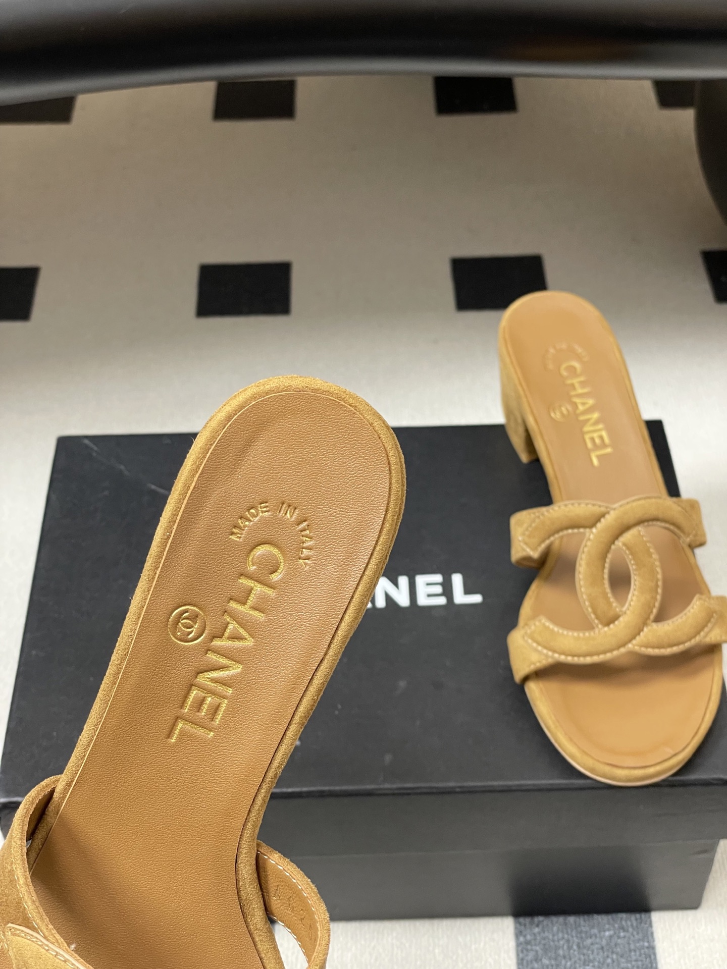 -26Ss春夏新款Chanel香奈儿 度假风小香经典大双C镂空高跟凉拖鞋蜜儿一字带平底拖鞋鞋面装饰大双c