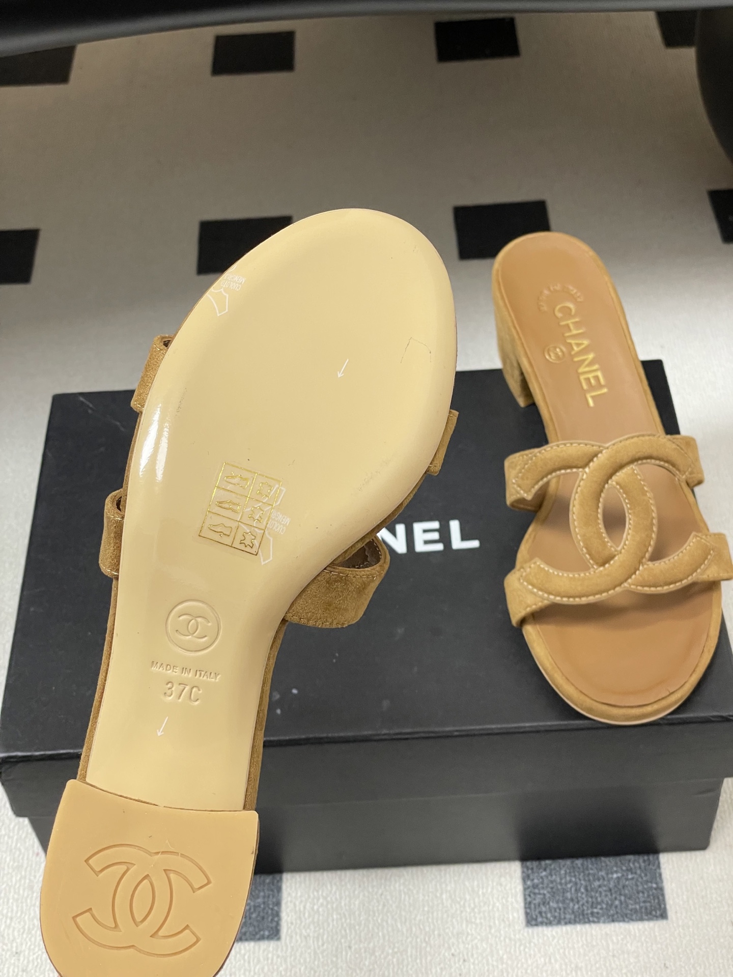 -26Ss春夏新款Chanel香奈儿 度假风小香经典大双C镂空高跟凉拖鞋蜜儿一字带平底拖鞋鞋面装饰大双c