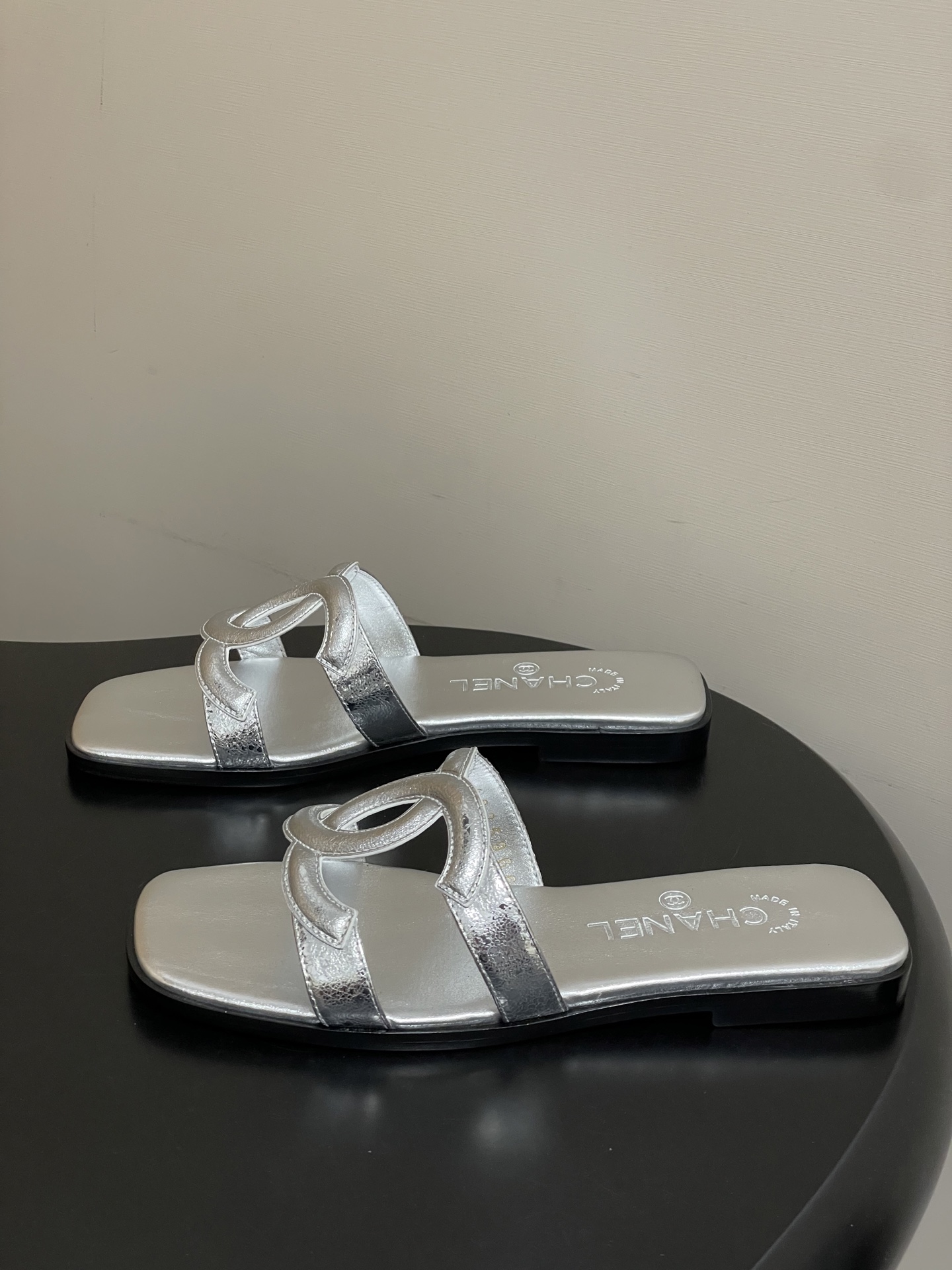 -26Ss春夏新款Chanel香奈儿 度假风小香经典大双C镂空高跟凉拖鞋蜜儿一字带平底拖鞋鞋面装饰大双c