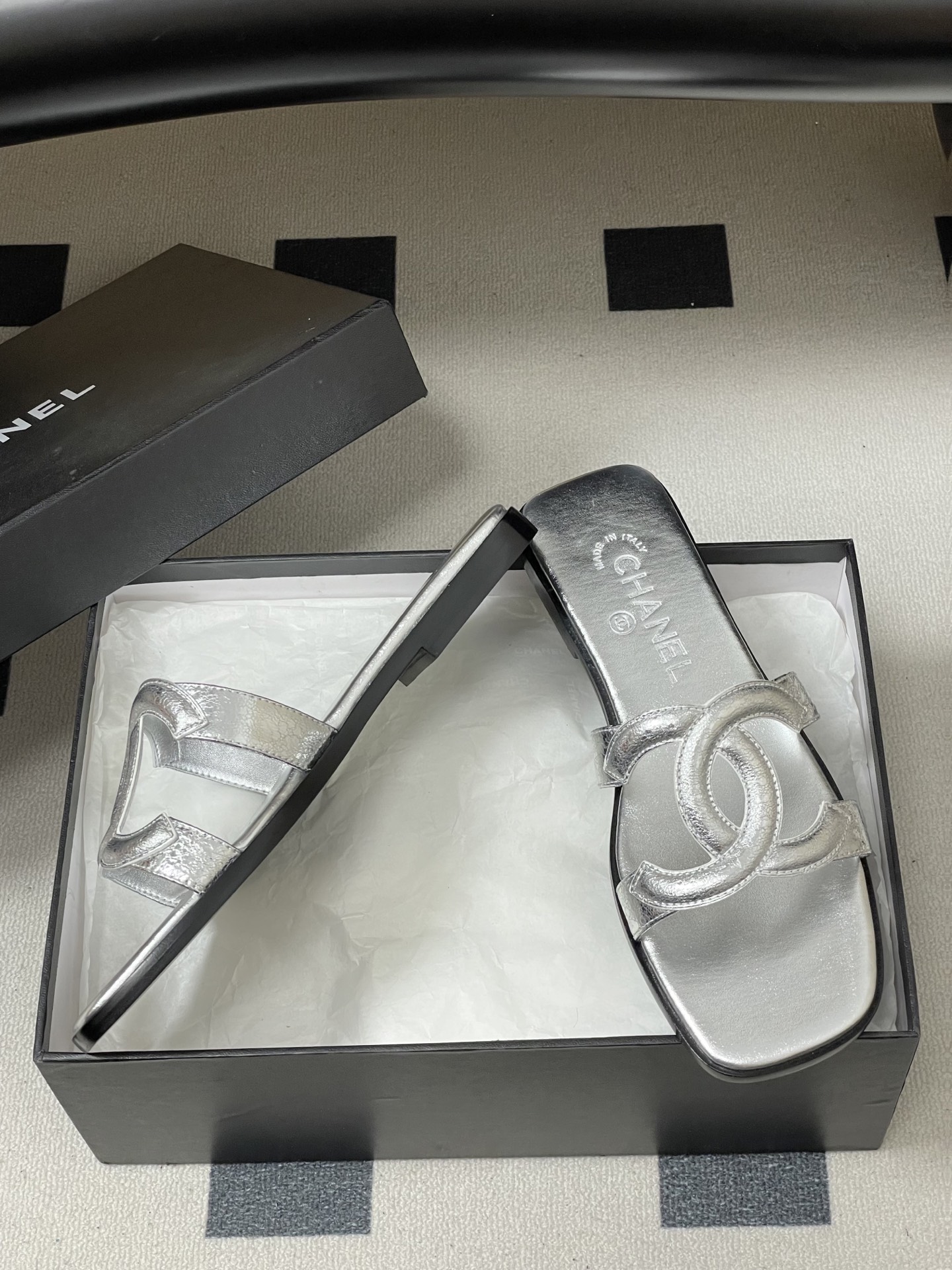 -26Ss春夏新款Chanel香奈儿 度假风小香经典大双C镂空高跟凉拖鞋蜜儿一字带平底拖鞋鞋面装饰大双c