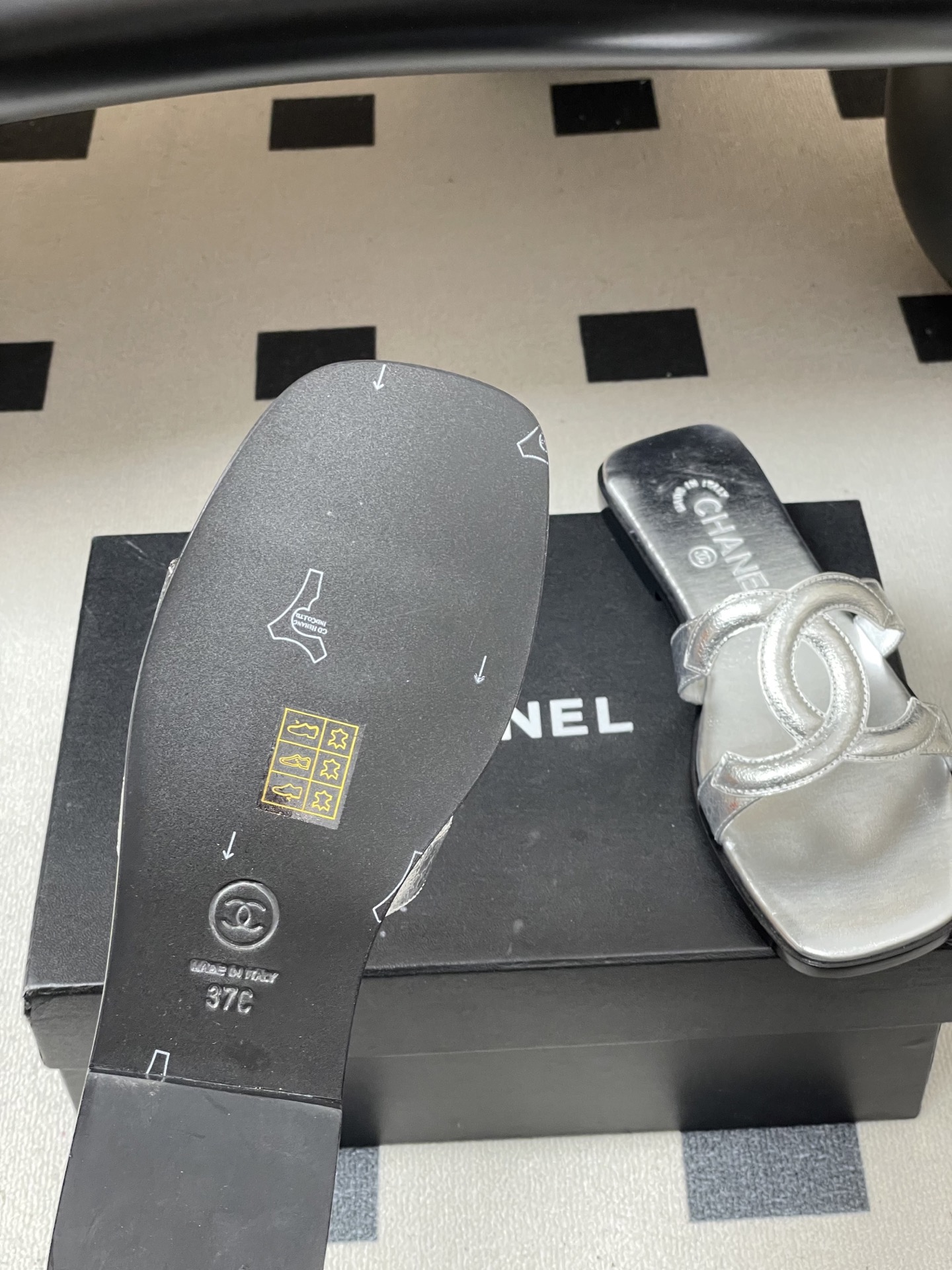 -26Ss春夏新款Chanel香奈儿 度假风小香经典大双C镂空高跟凉拖鞋蜜儿一字带平底拖鞋鞋面装饰大双c