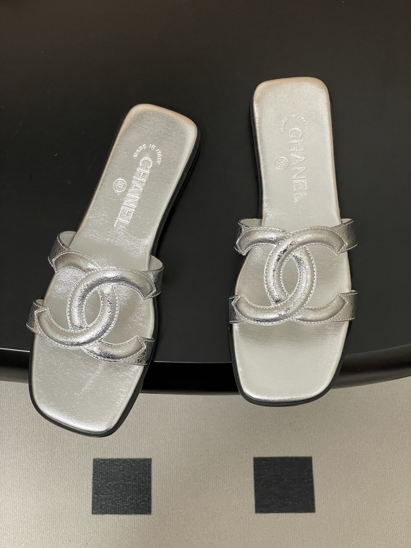 -26Ss春夏新款Chanel香奈儿 度假风小香经典大双C镂空高跟凉拖鞋蜜儿一字带平底拖鞋鞋面装饰大双c