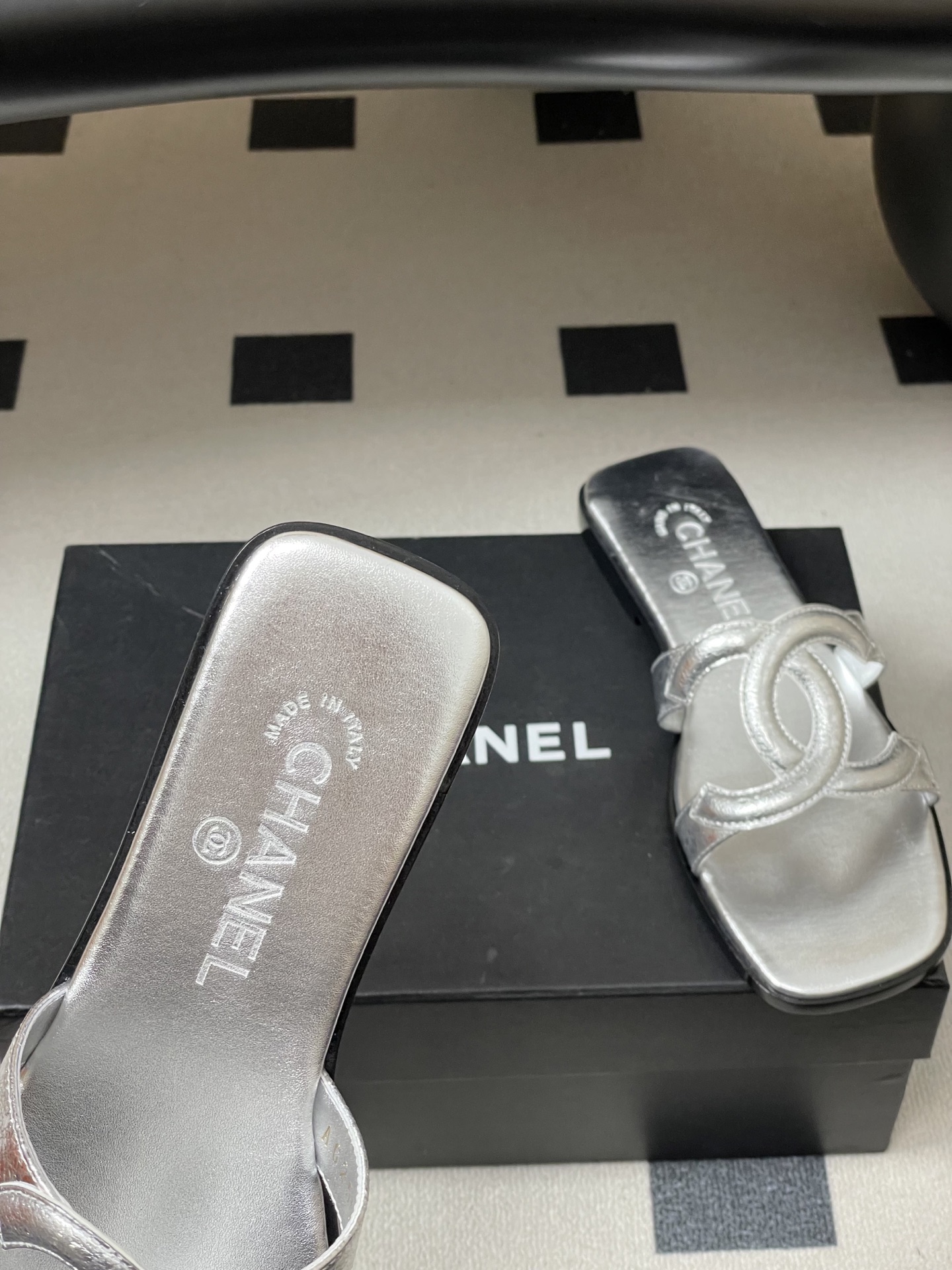 -26Ss春夏新款Chanel香奈儿 度假风小香经典大双C镂空高跟凉拖鞋蜜儿一字带平底拖鞋鞋面装饰大双c