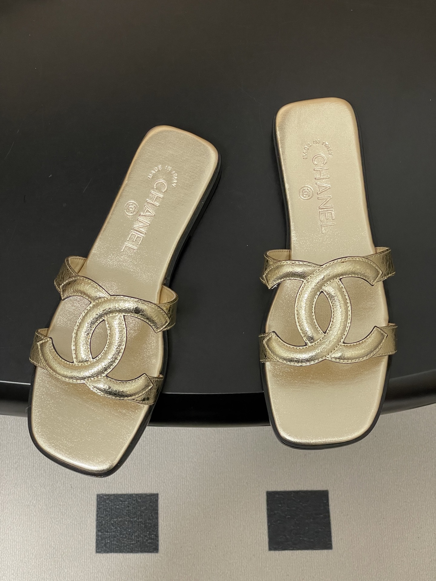 -26Ss春夏新款Chanel香奈儿 度假风小香经典大双C镂空高跟凉拖鞋蜜儿一字带平底拖鞋鞋面装饰大双c