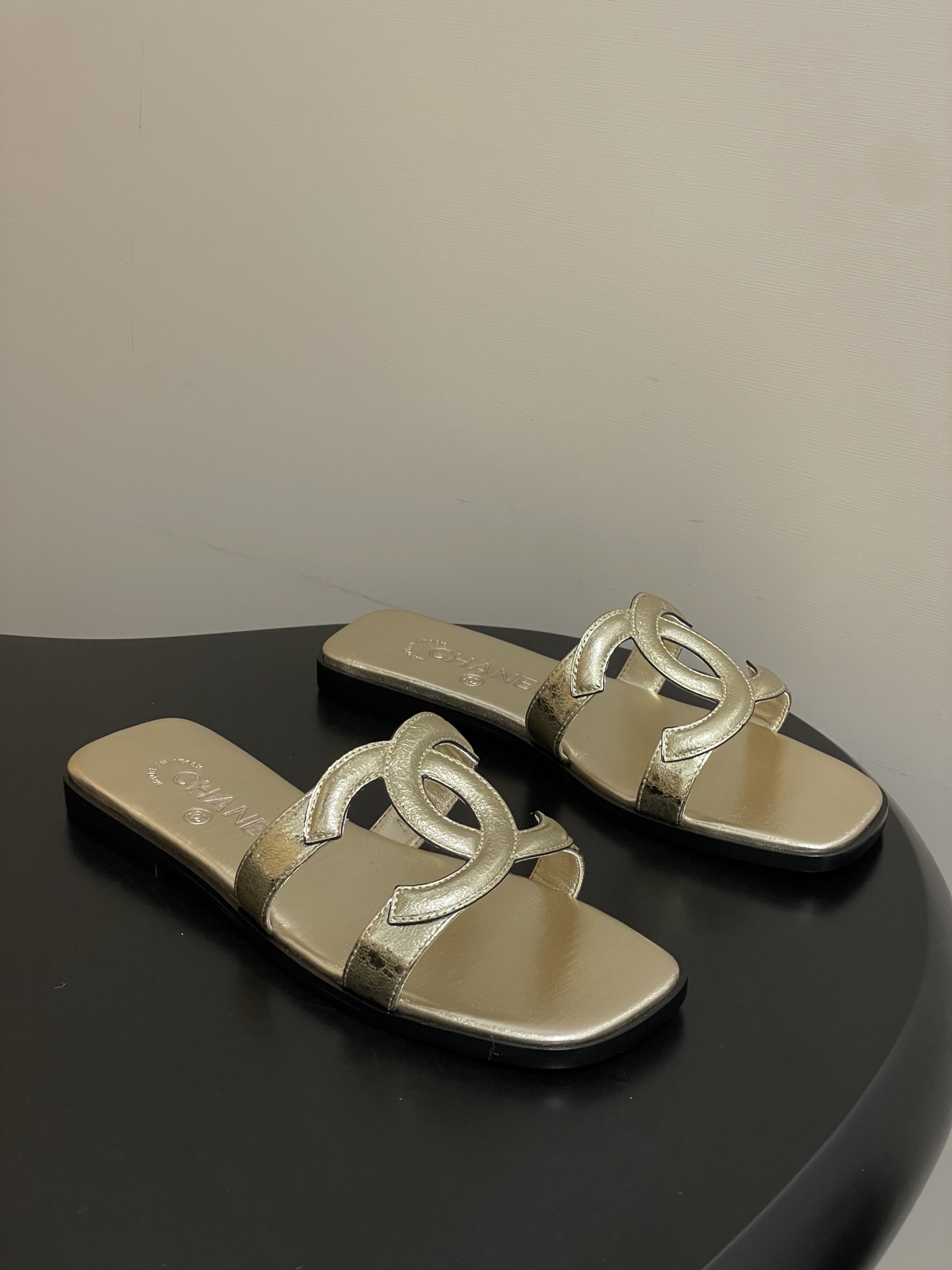 -26Ss春夏新款Chanel香奈儿 度假风小香经典大双C镂空高跟凉拖鞋蜜儿一字带平底拖鞋鞋面装饰大双c