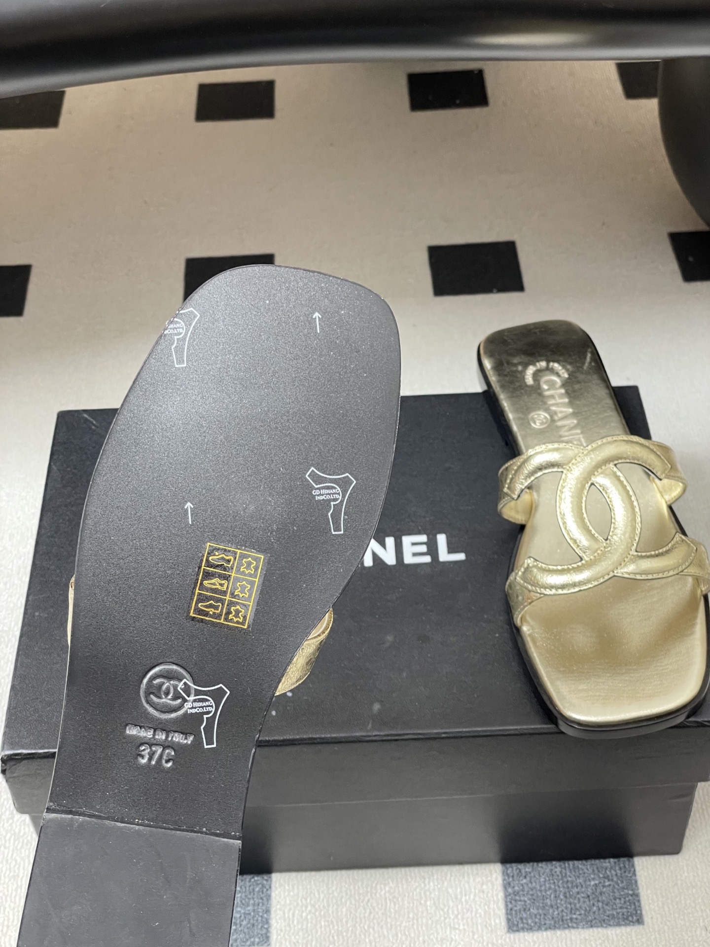 -26Ss春夏新款Chanel香奈儿 度假风小香经典大双C镂空高跟凉拖鞋蜜儿一字带平底拖鞋鞋面装饰大双c