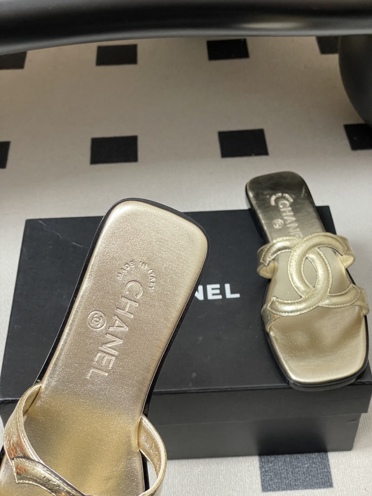 -26Ss春夏新款Chanel香奈儿 度假风小香经典大双C镂空高跟凉拖鞋蜜儿一字带平底拖鞋鞋面装饰大双c