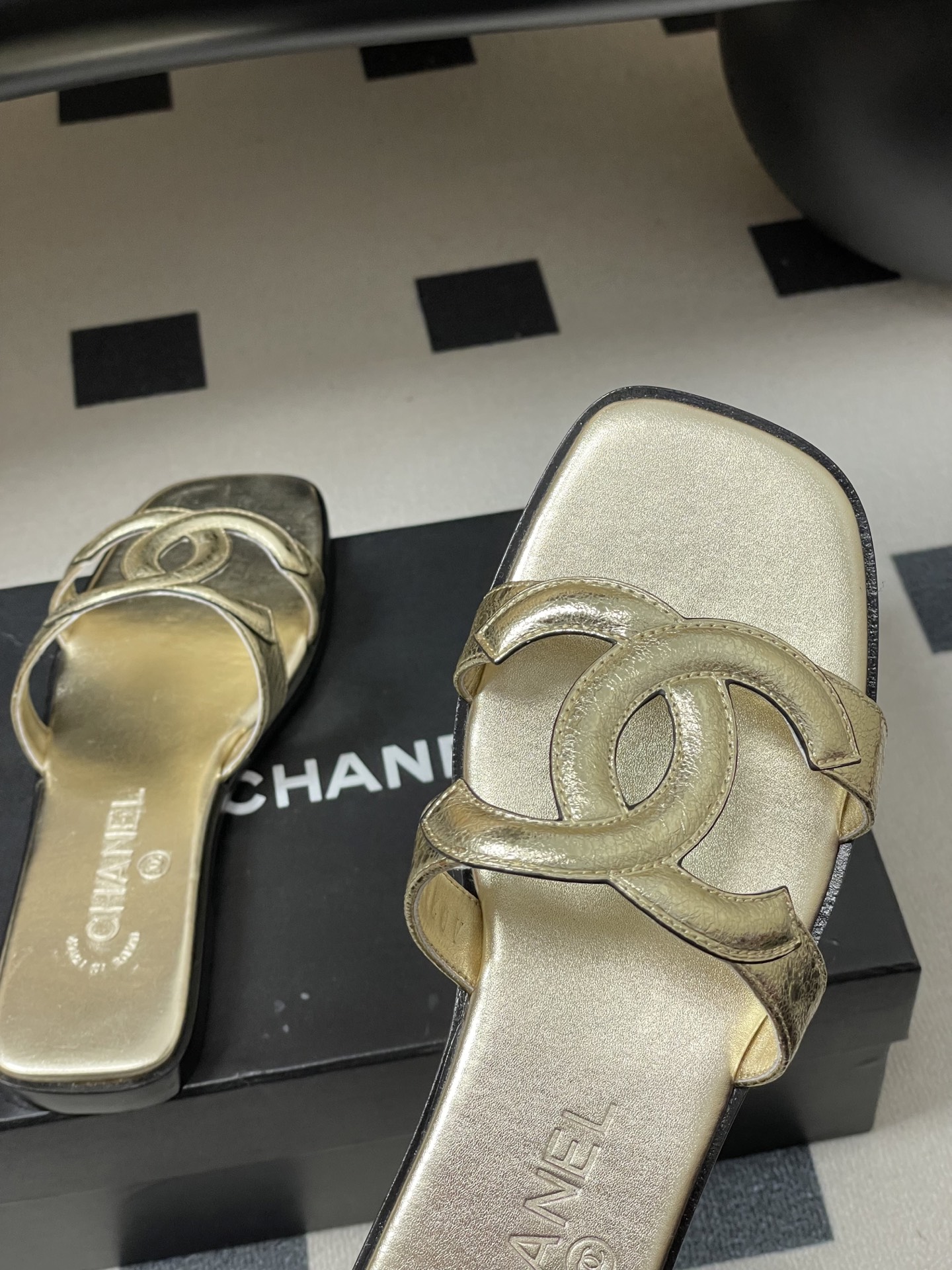 -26Ss春夏新款Chanel香奈儿 度假风小香经典大双C镂空高跟凉拖鞋蜜儿一字带平底拖鞋鞋面装饰大双c