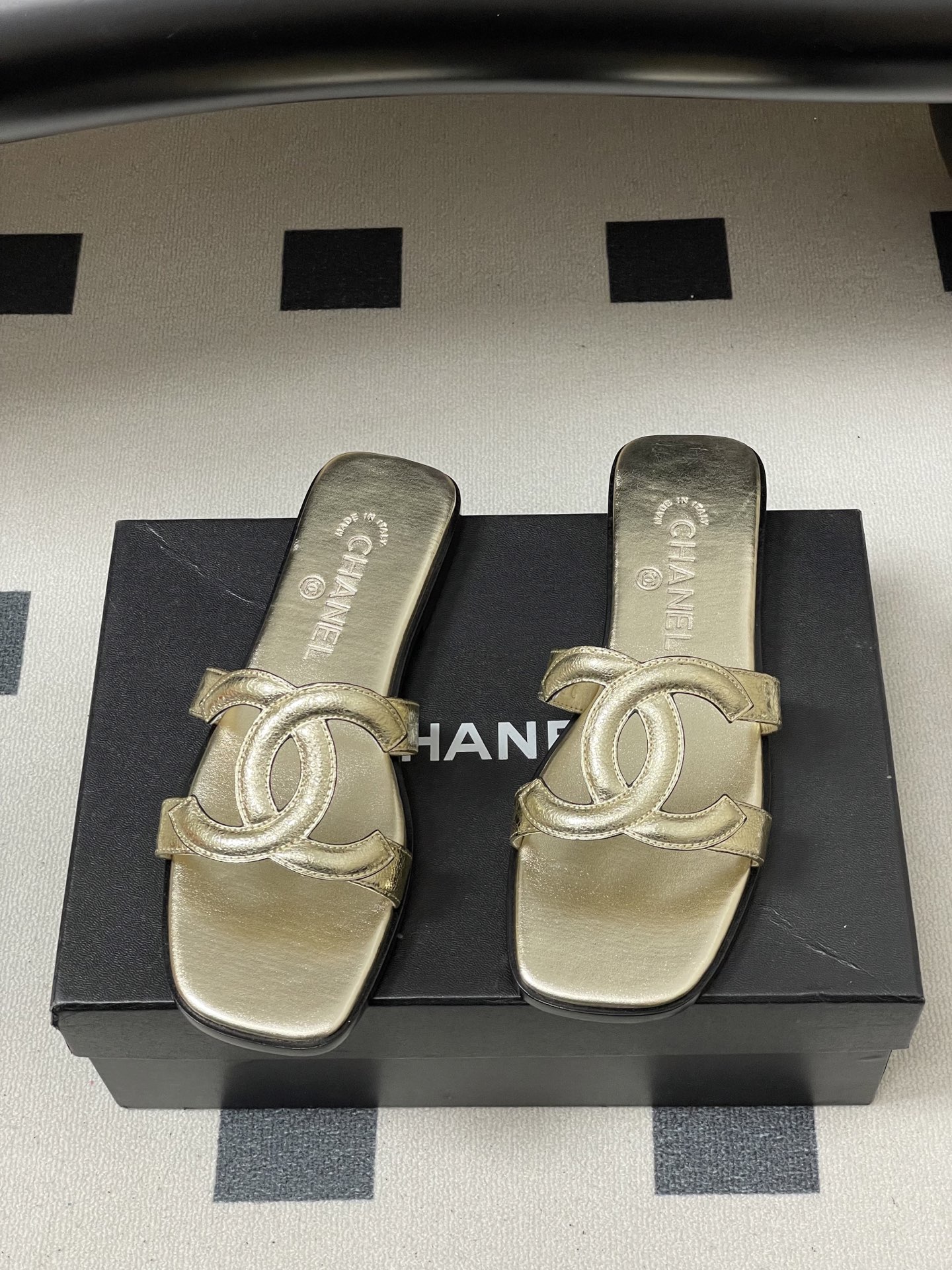 -26Ss春夏新款Chanel香奈儿 度假风小香经典大双C镂空高跟凉拖鞋蜜儿一字带平底拖鞋鞋面装饰大双c