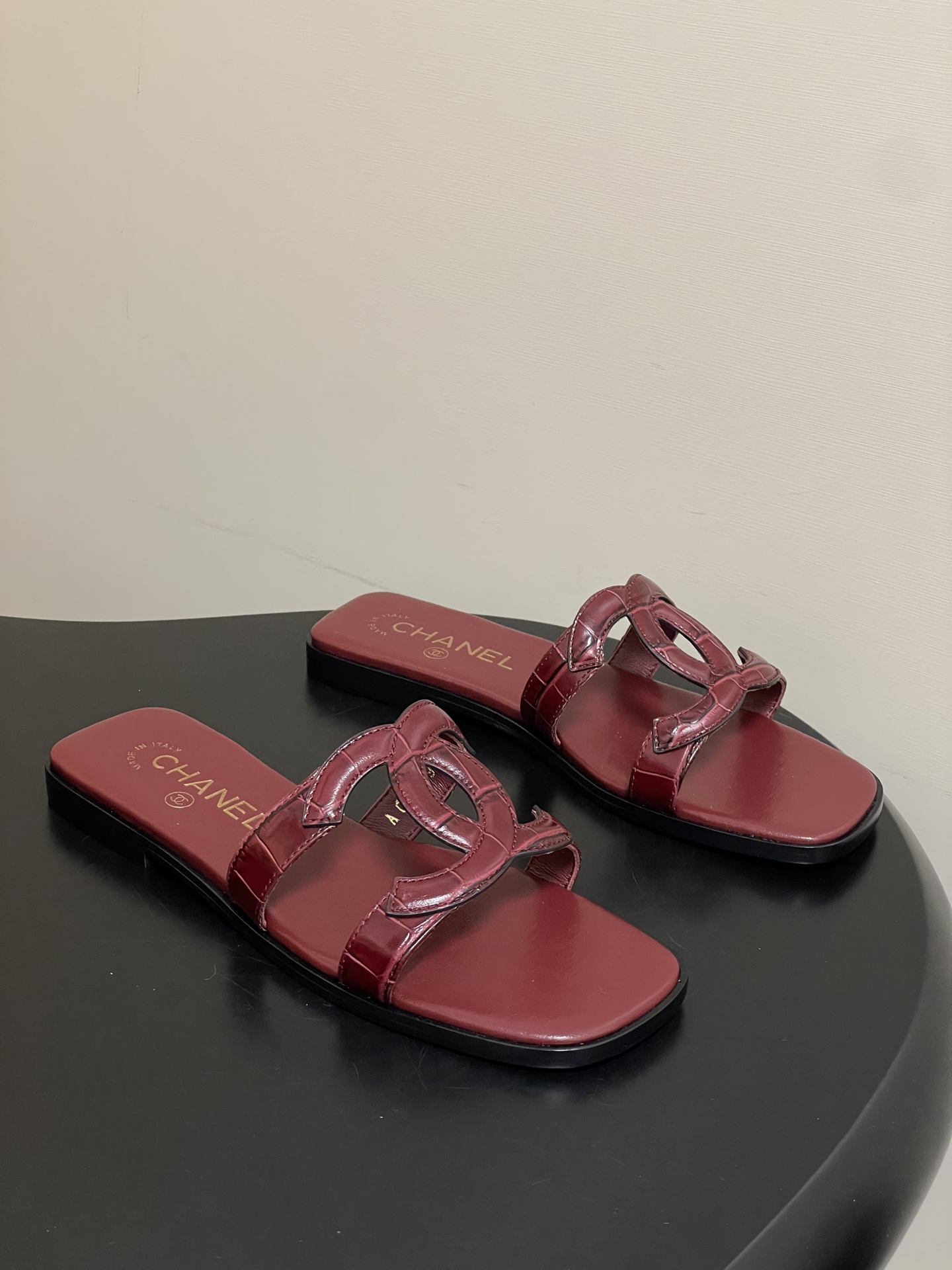 -26Ss春夏新款Chanel香奈儿 度假风小香经典大双C镂空高跟凉拖鞋蜜儿一字带平底拖鞋鞋面装饰大双c