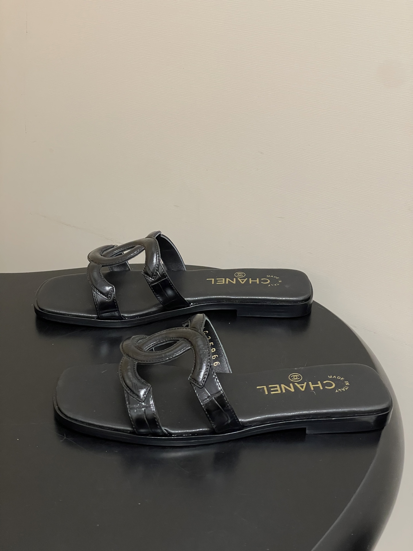 -26Ss春夏新款Chanel香奈儿 度假风小香经典大双C镂空高跟凉拖鞋蜜儿一字带平底拖鞋鞋面装饰大双c