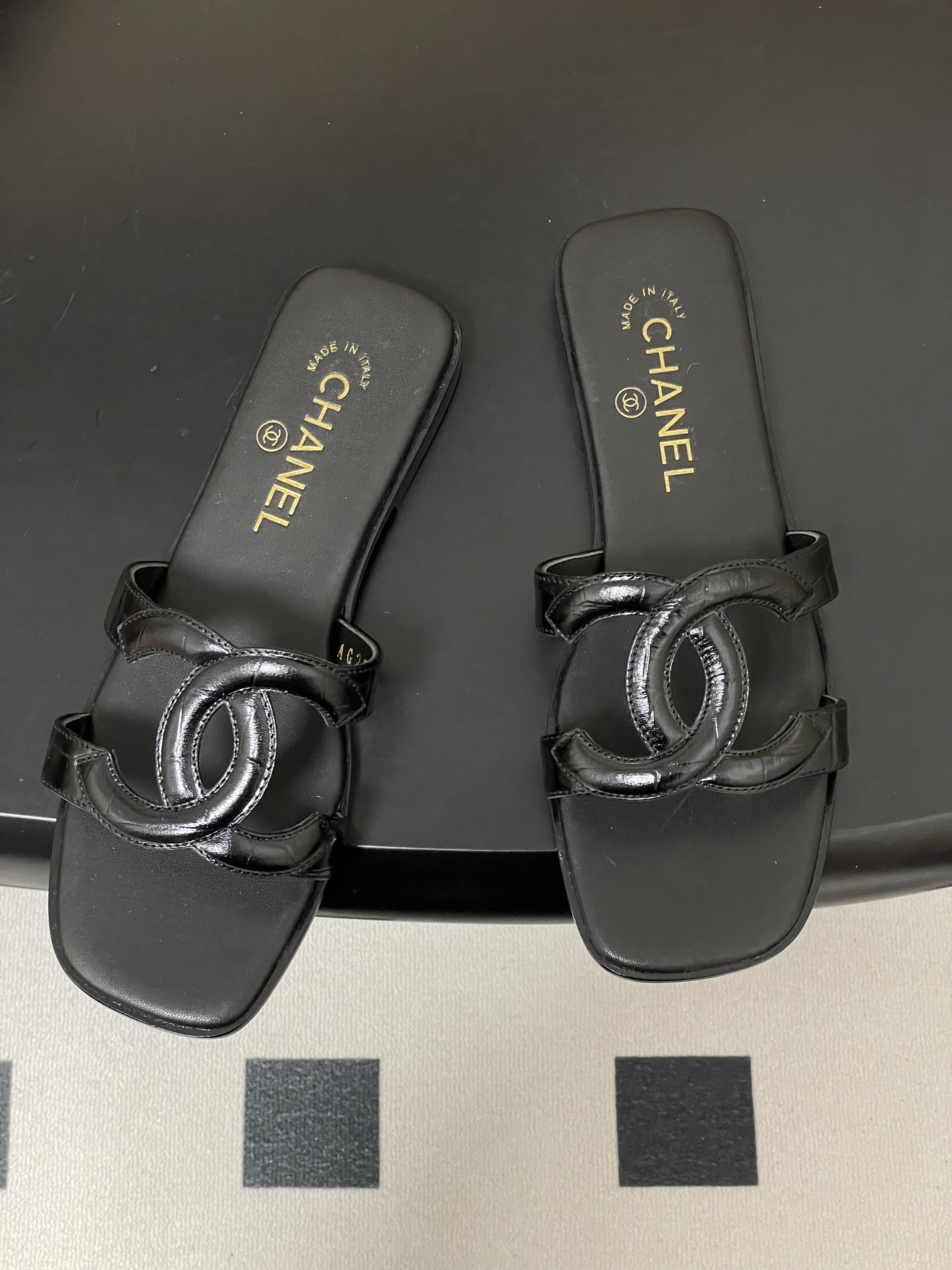 -26Ss春夏新款Chanel香奈儿 度假风小香经典大双C镂空高跟凉拖鞋蜜儿一字带平底拖鞋鞋面装饰大双c