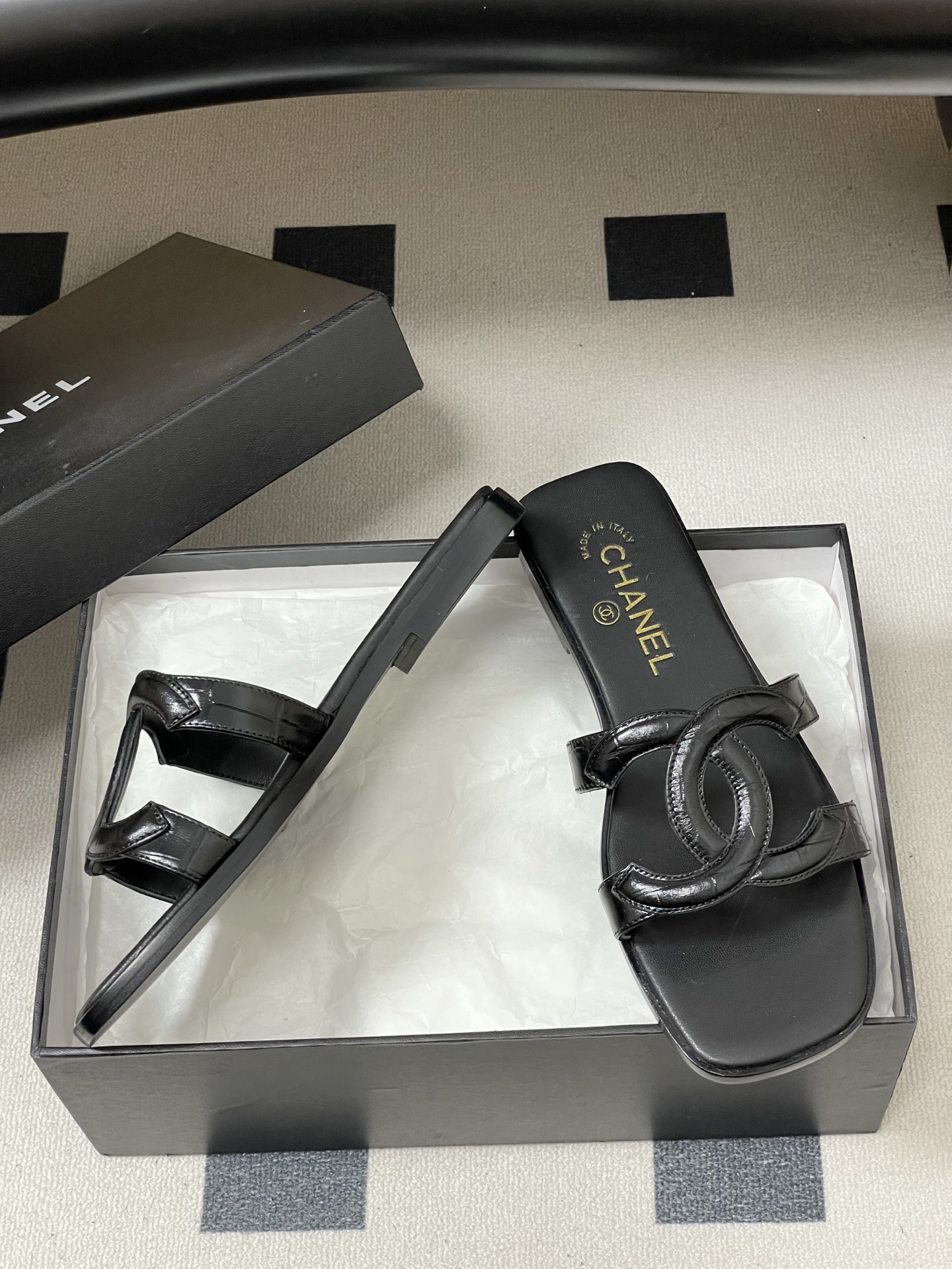 -26Ss春夏新款Chanel香奈儿 度假风小香经典大双C镂空高跟凉拖鞋蜜儿一字带平底拖鞋鞋面装饰大双c