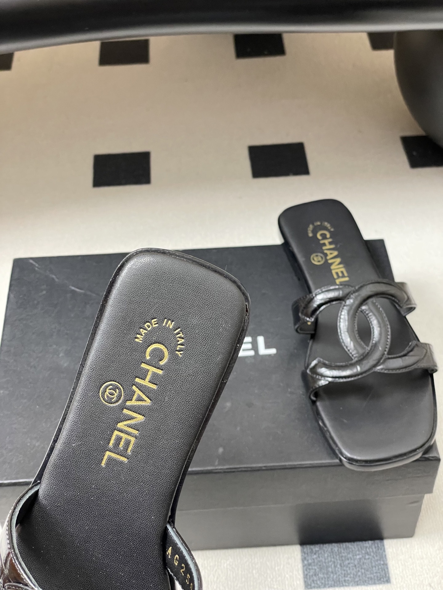 -26Ss春夏新款Chanel香奈儿 度假风小香经典大双C镂空高跟凉拖鞋蜜儿一字带平底拖鞋鞋面装饰大双c