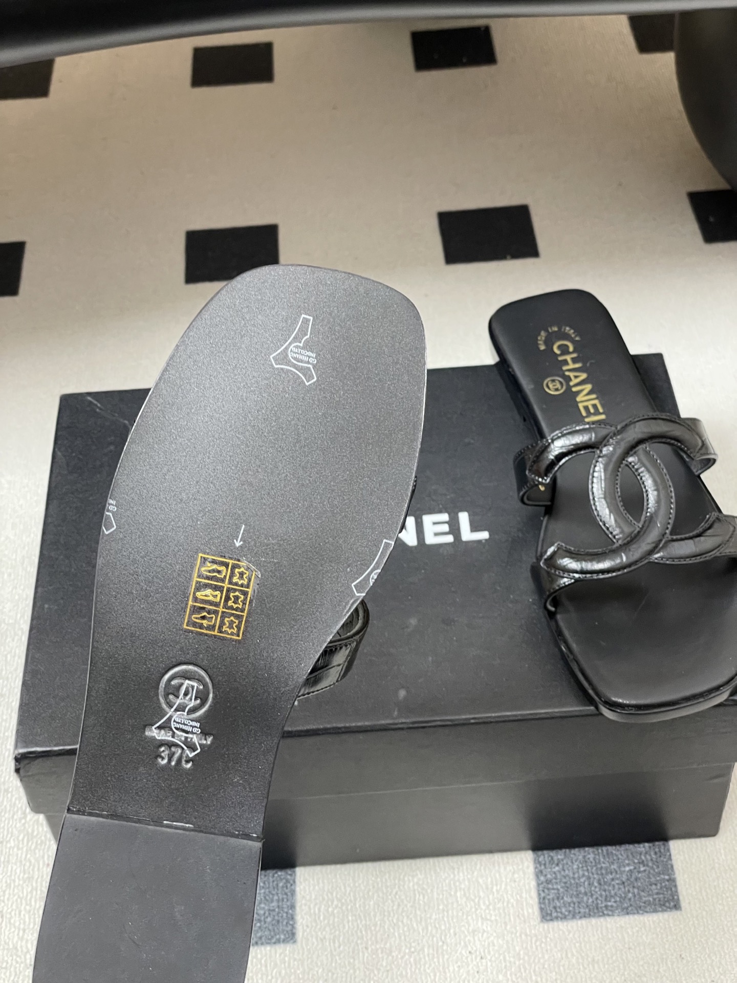 -26Ss春夏新款Chanel香奈儿 度假风小香经典大双C镂空高跟凉拖鞋蜜儿一字带平底拖鞋鞋面装饰大双c