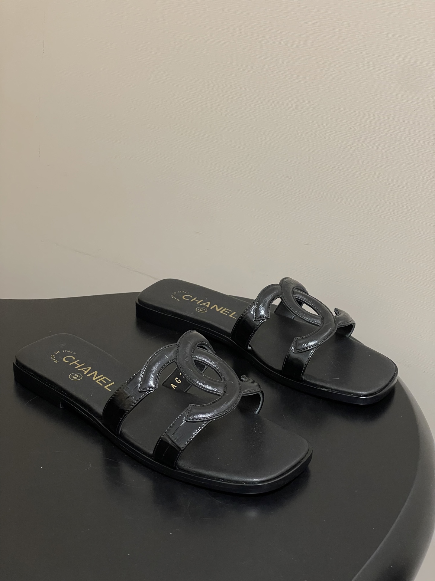 -26Ss春夏新款Chanel香奈儿 度假风小香经典大双C镂空高跟凉拖鞋蜜儿一字带平底拖鞋鞋面装饰大双c