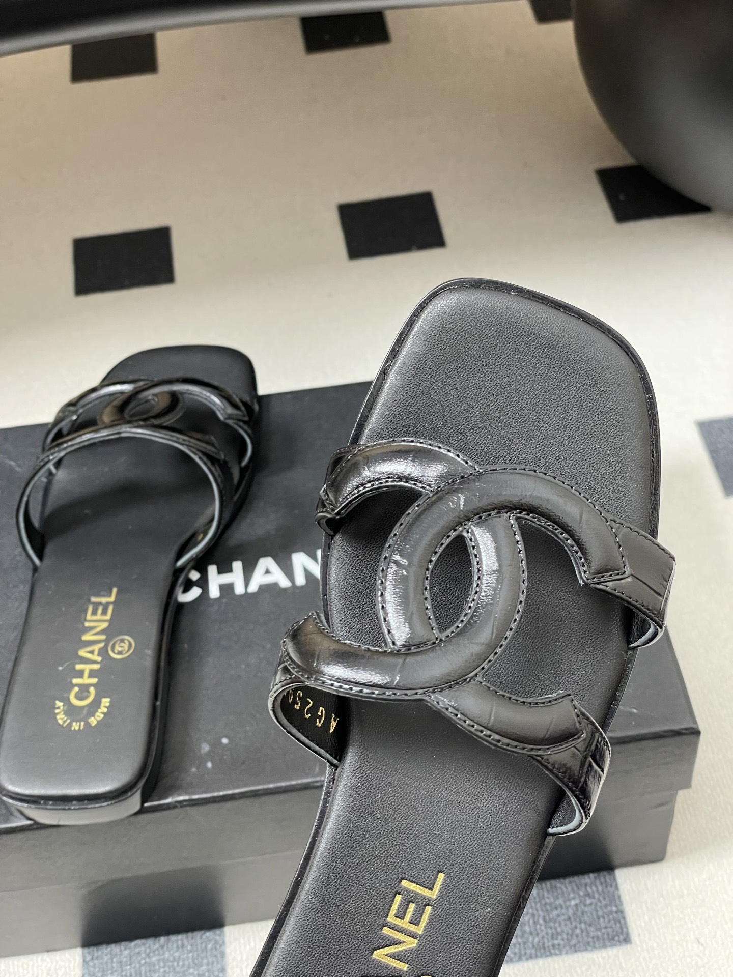 -26Ss春夏新款Chanel香奈儿 度假风小香经典大双C镂空高跟凉拖鞋蜜儿一字带平底拖鞋鞋面装饰大双c