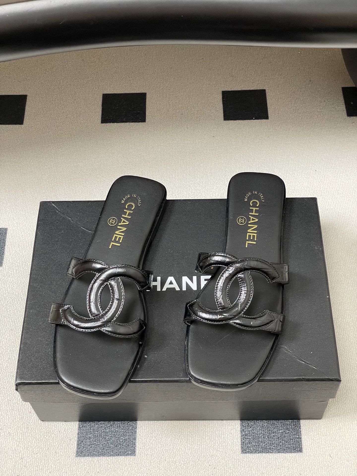 -26Ss春夏新款Chanel香奈儿 度假风小香经典大双C镂空高跟凉拖鞋蜜儿一字带平底拖鞋鞋面装饰大双c