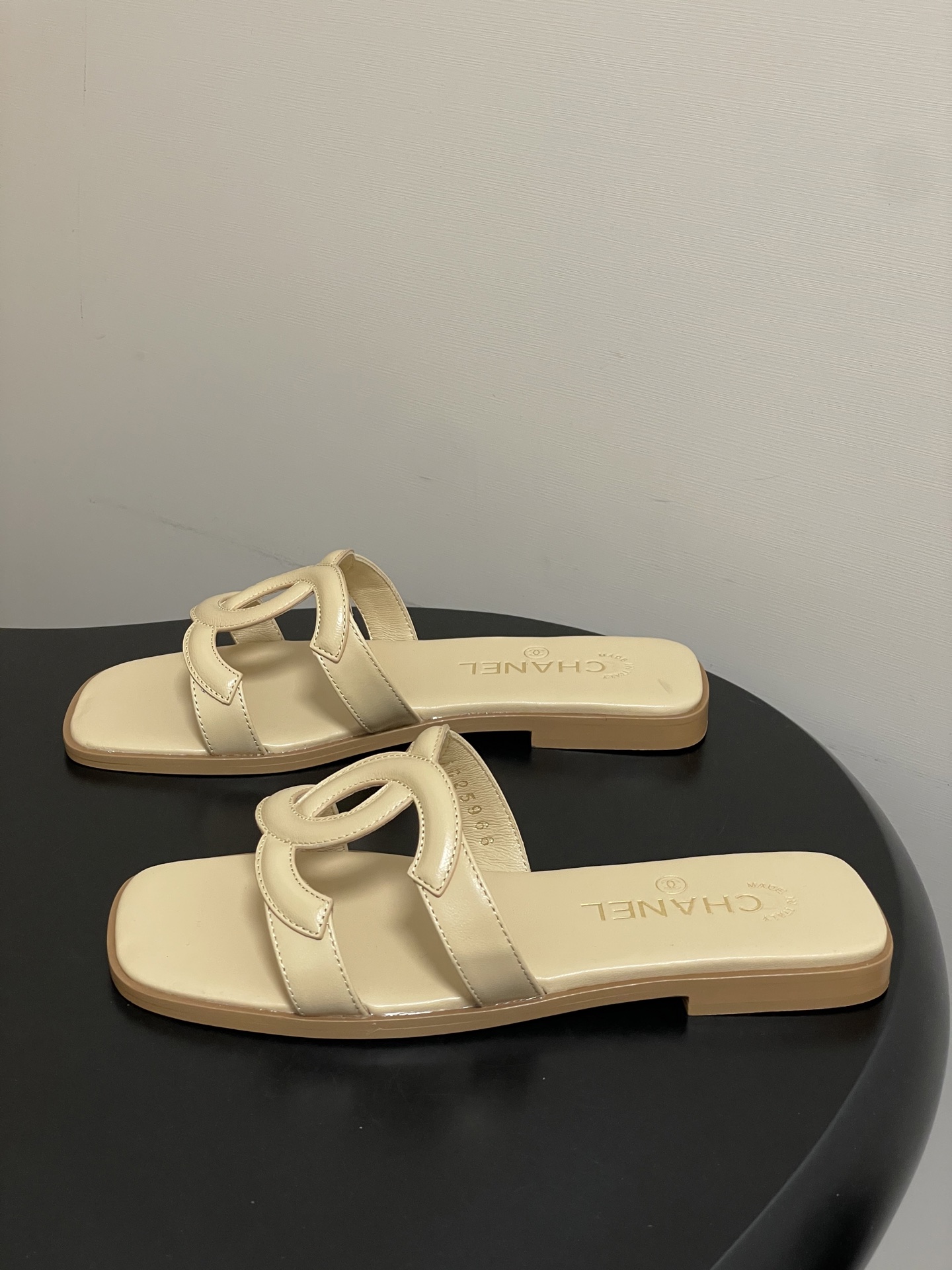 -26Ss春夏新款Chanel香奈儿 度假风小香经典大双C镂空高跟凉拖鞋蜜儿一字带平底拖鞋鞋面装饰大双c