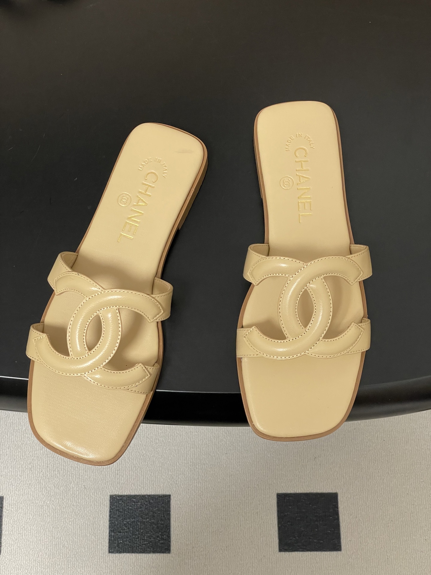 -26Ss春夏新款Chanel香奈儿 度假风小香经典大双C镂空高跟凉拖鞋蜜儿一字带平底拖鞋鞋面装饰大双c