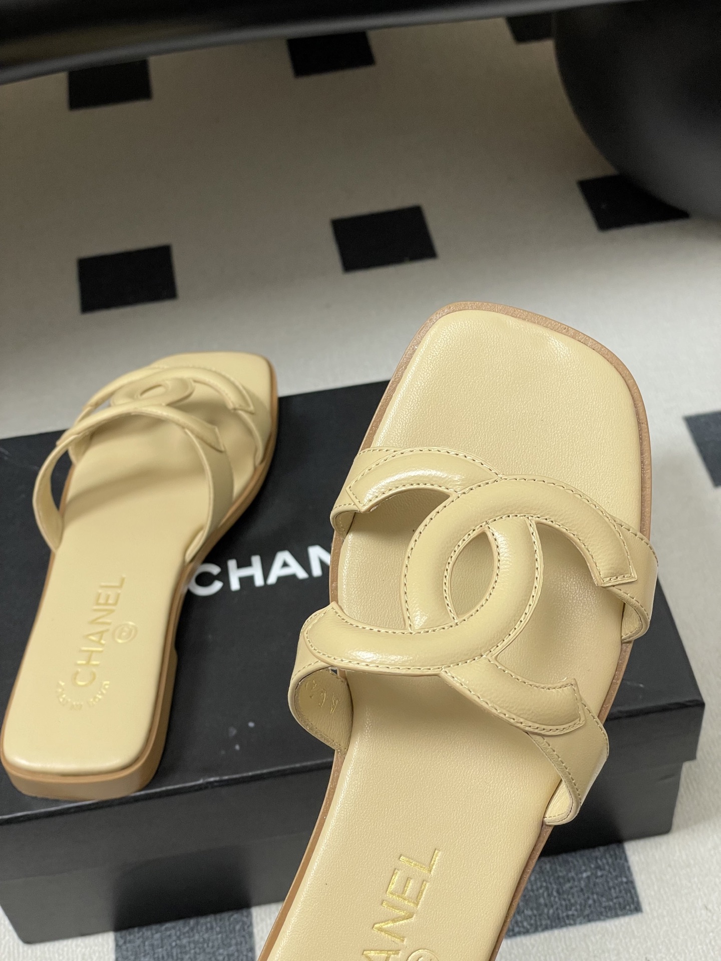 -26Ss春夏新款Chanel香奈儿 度假风小香经典大双C镂空高跟凉拖鞋蜜儿一字带平底拖鞋鞋面装饰大双c