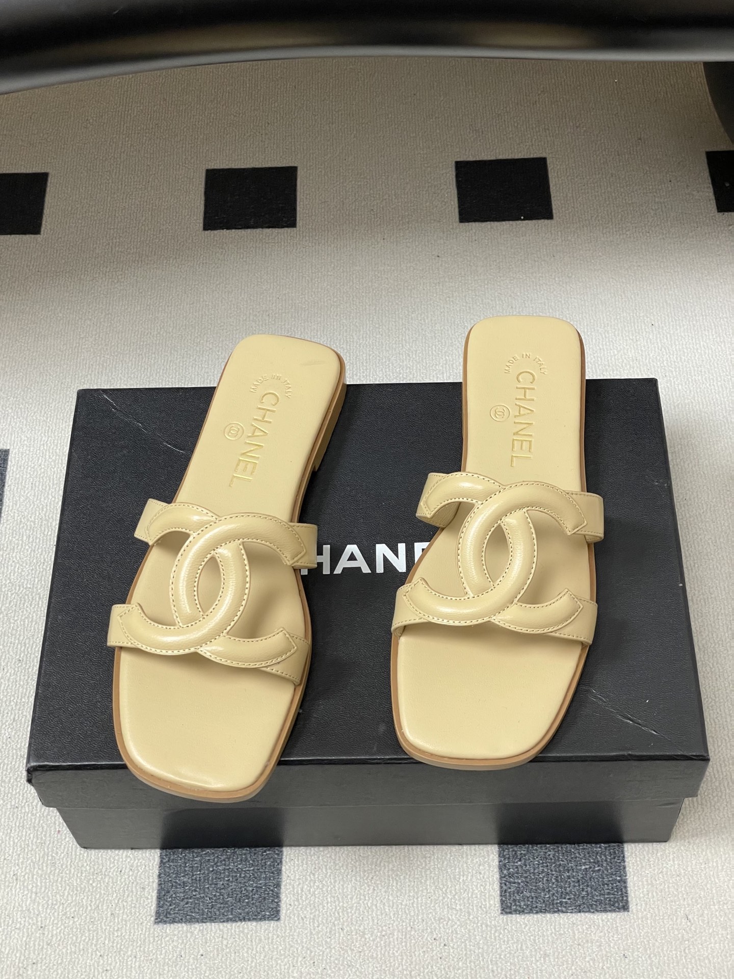 -26Ss春夏新款Chanel香奈儿 度假风小香经典大双C镂空高跟凉拖鞋蜜儿一字带平底拖鞋鞋面装饰大双c