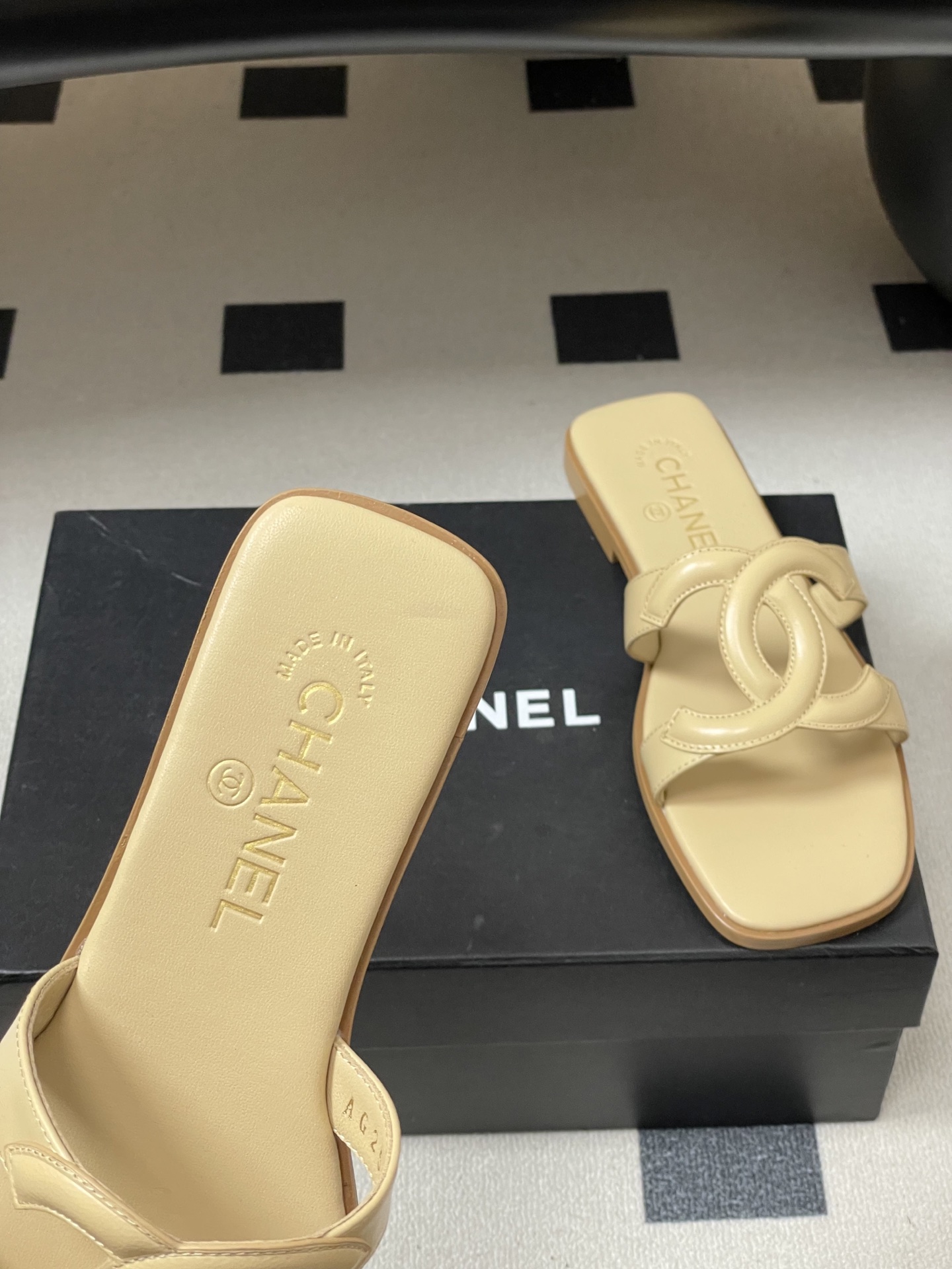 -26Ss春夏新款Chanel香奈儿 度假风小香经典大双C镂空高跟凉拖鞋蜜儿一字带平底拖鞋鞋面装饰大双c