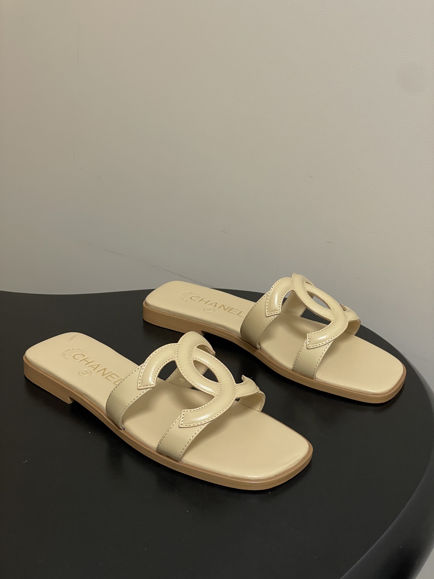 -26Ss春夏新款Chanel香奈儿 度假风小香经典大双C镂空高跟凉拖鞋蜜儿一字带平底拖鞋鞋面装饰大双c