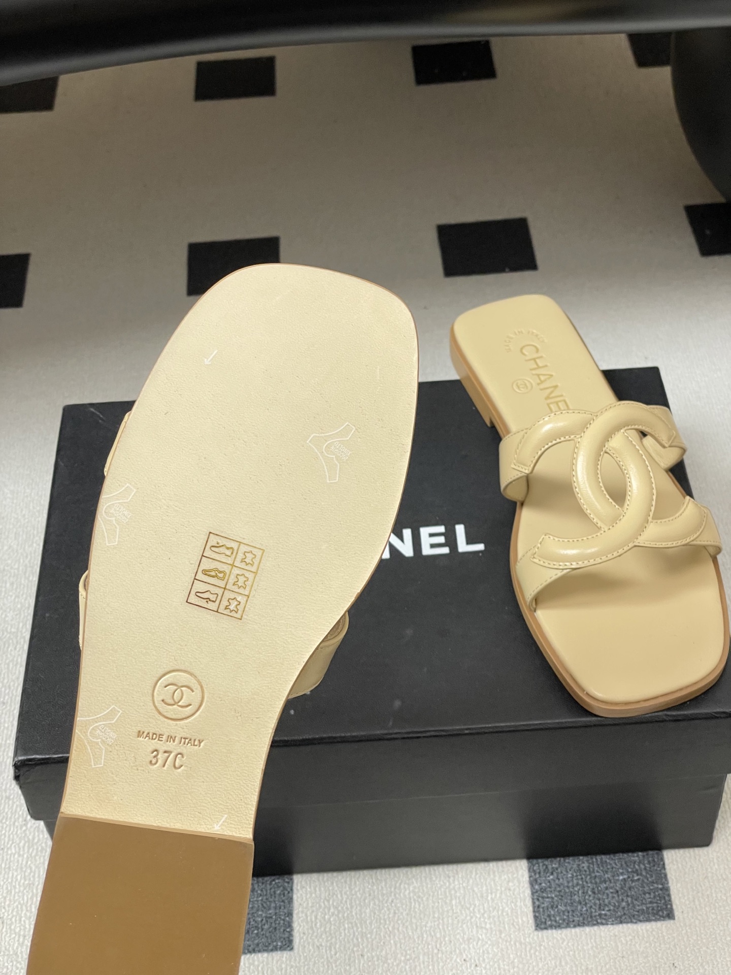 -26Ss春夏新款Chanel香奈儿 度假风小香经典大双C镂空高跟凉拖鞋蜜儿一字带平底拖鞋鞋面装饰大双c