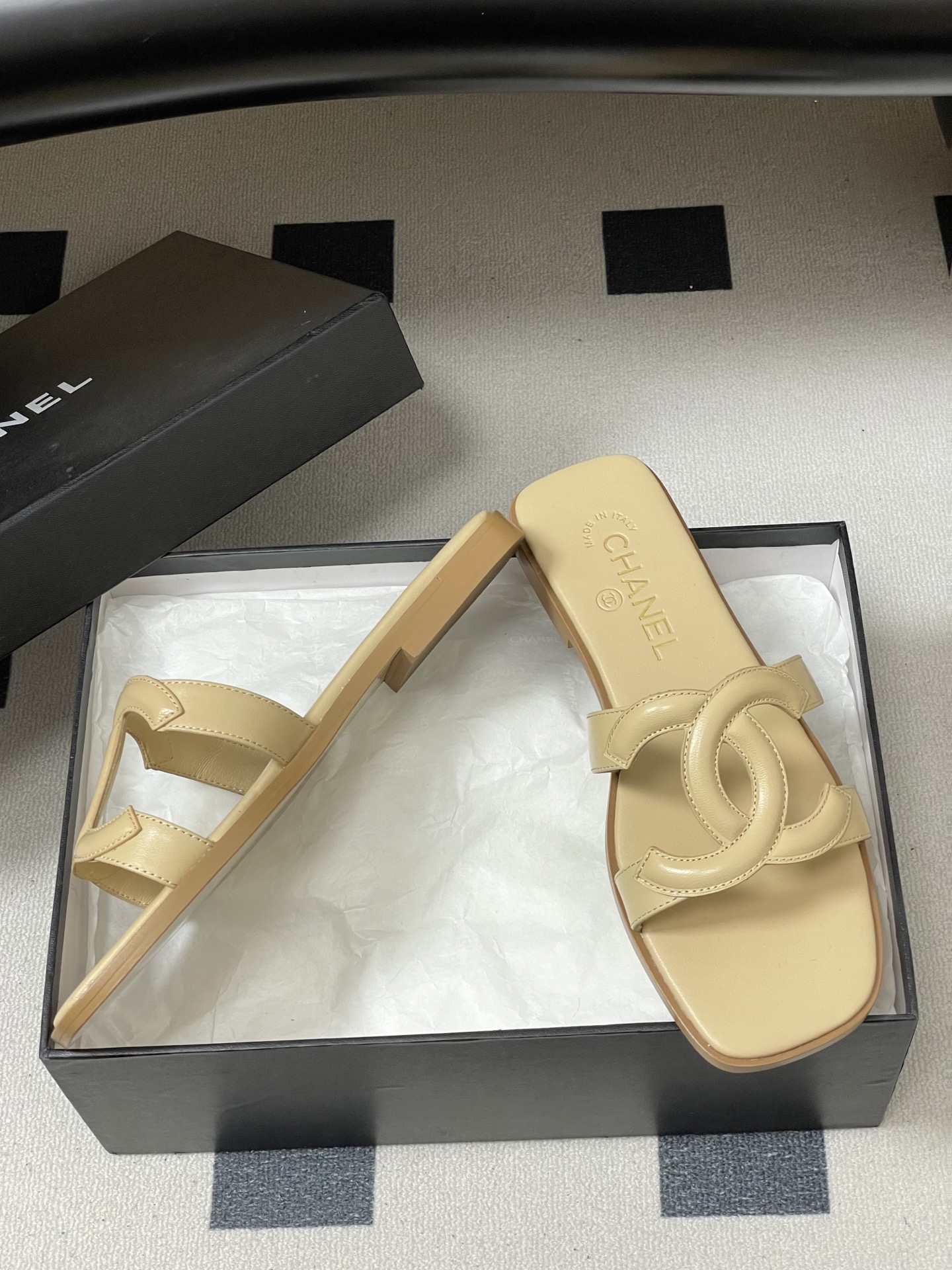 -26Ss春夏新款Chanel香奈儿 度假风小香经典大双C镂空高跟凉拖鞋蜜儿一字带平底拖鞋鞋面装饰大双c