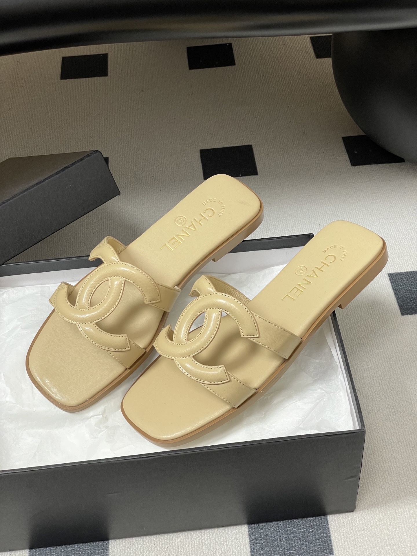 -26Ss春夏新款Chanel香奈儿 度假风小香经典大双C镂空高跟凉拖鞋蜜儿一字带平底拖鞋鞋面装饰大双c