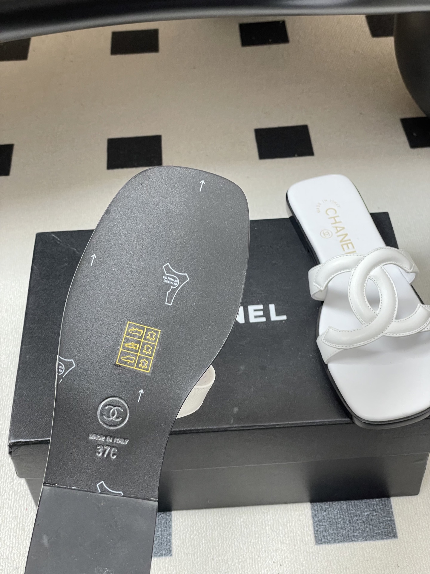 -26Ss春夏新款Chanel香奈儿 度假风小香经典大双C镂空高跟凉拖鞋蜜儿一字带平底拖鞋鞋面装饰大双c