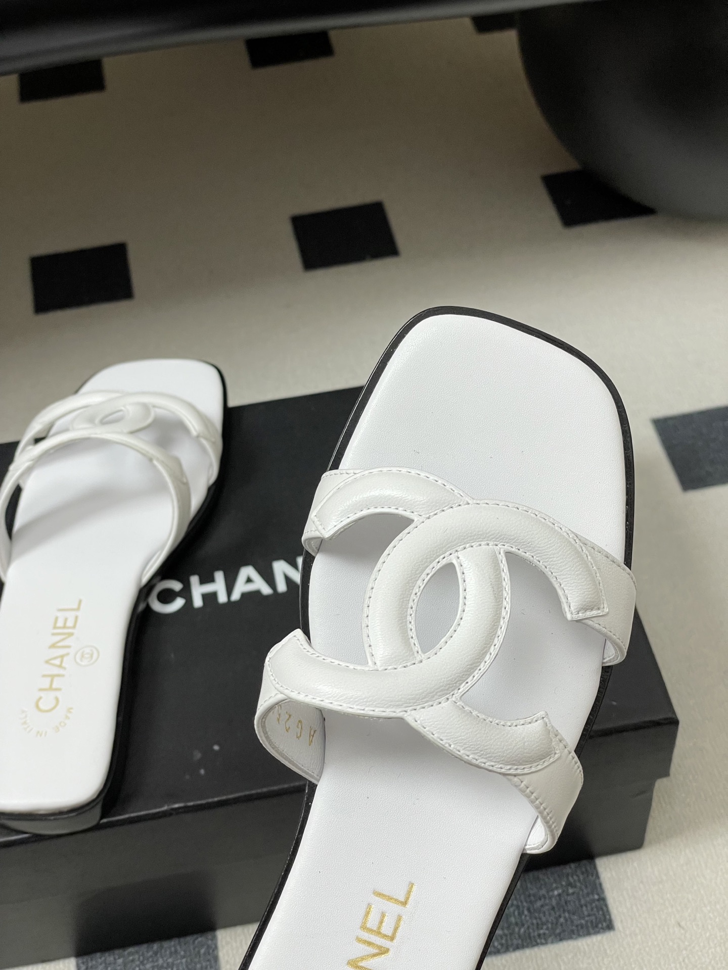 -26Ss春夏新款Chanel香奈儿 度假风小香经典大双C镂空高跟凉拖鞋蜜儿一字带平底拖鞋鞋面装饰大双c