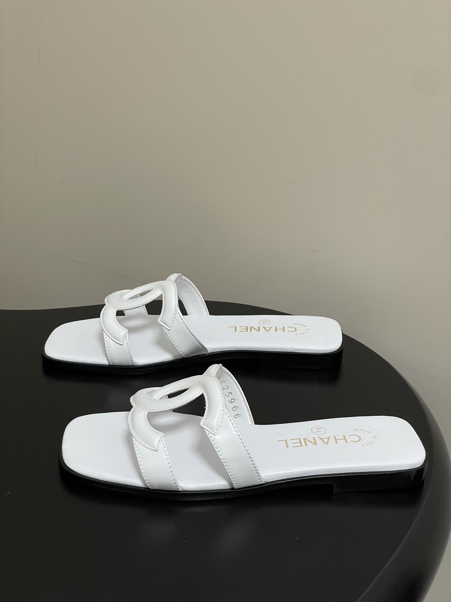 -26Ss春夏新款Chanel香奈儿 度假风小香经典大双C镂空高跟凉拖鞋蜜儿一字带平底拖鞋鞋面装饰大双c